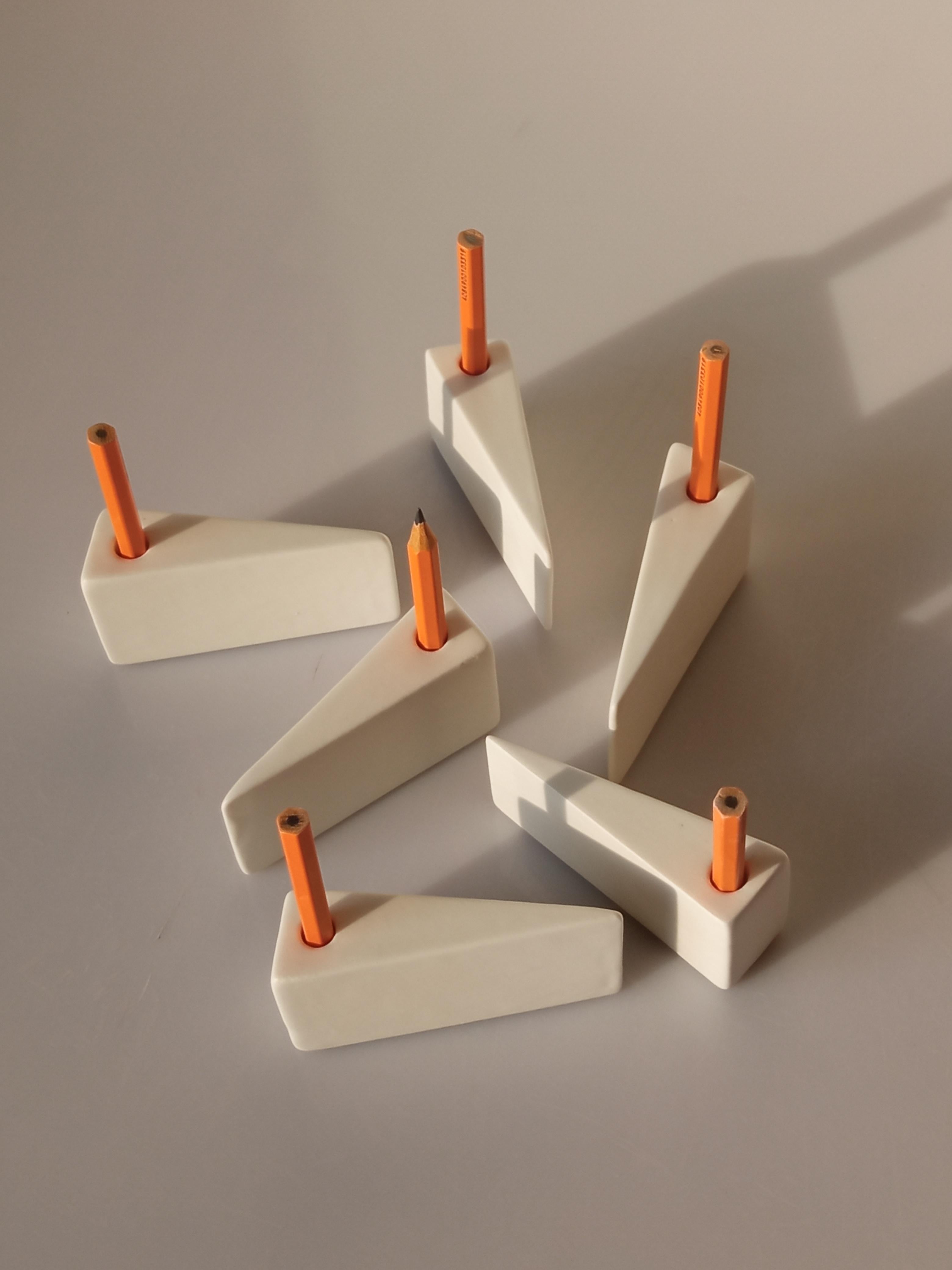 Lella is a ceramic pencil holder, design by ivdesign in febrary 2022
From the wedge shape, a simple, precise and minimal geometry, an everyday object such as a pencil case is born. It is proposed in white glazed terracotta, with a matte