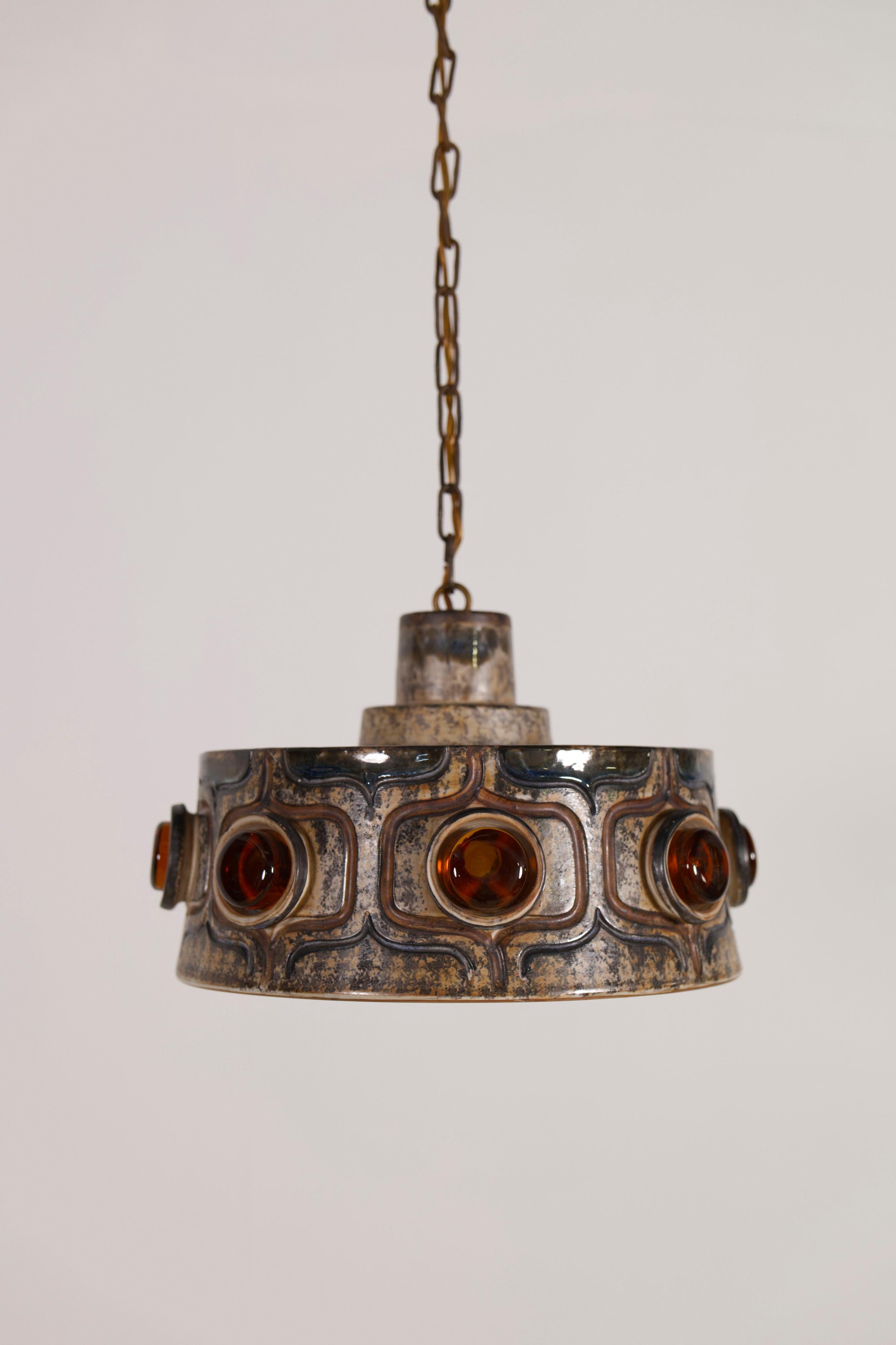 Lampada a sospensione in ceramica di Jette Hellerøe per Axella Stoneware, Danimarca, anni '70

Una grande lampada a sospensione in ceramica disegnata da Jette Hellerøe per Axella Stoneware negli anni Settanta. La lampada è realizzata in ceramica
