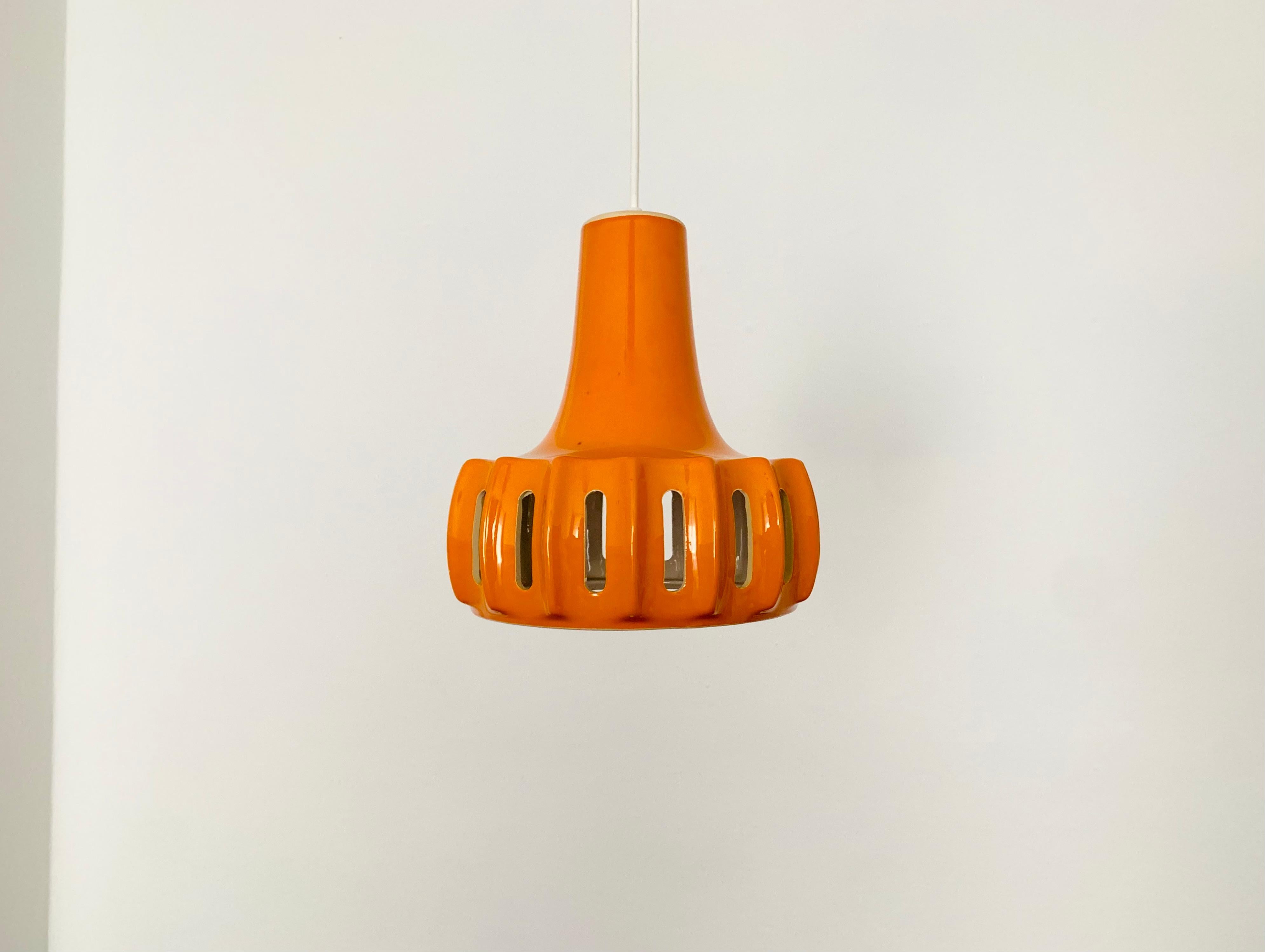 Very nice little ceramic pendant lamp from the 1960s.
Wonderful design and finish.
The lamp with the hand-painted glaze is a real eye-catcher.
A beautiful play of light is created.

Condition:

Very good vintage condition with slight signs of