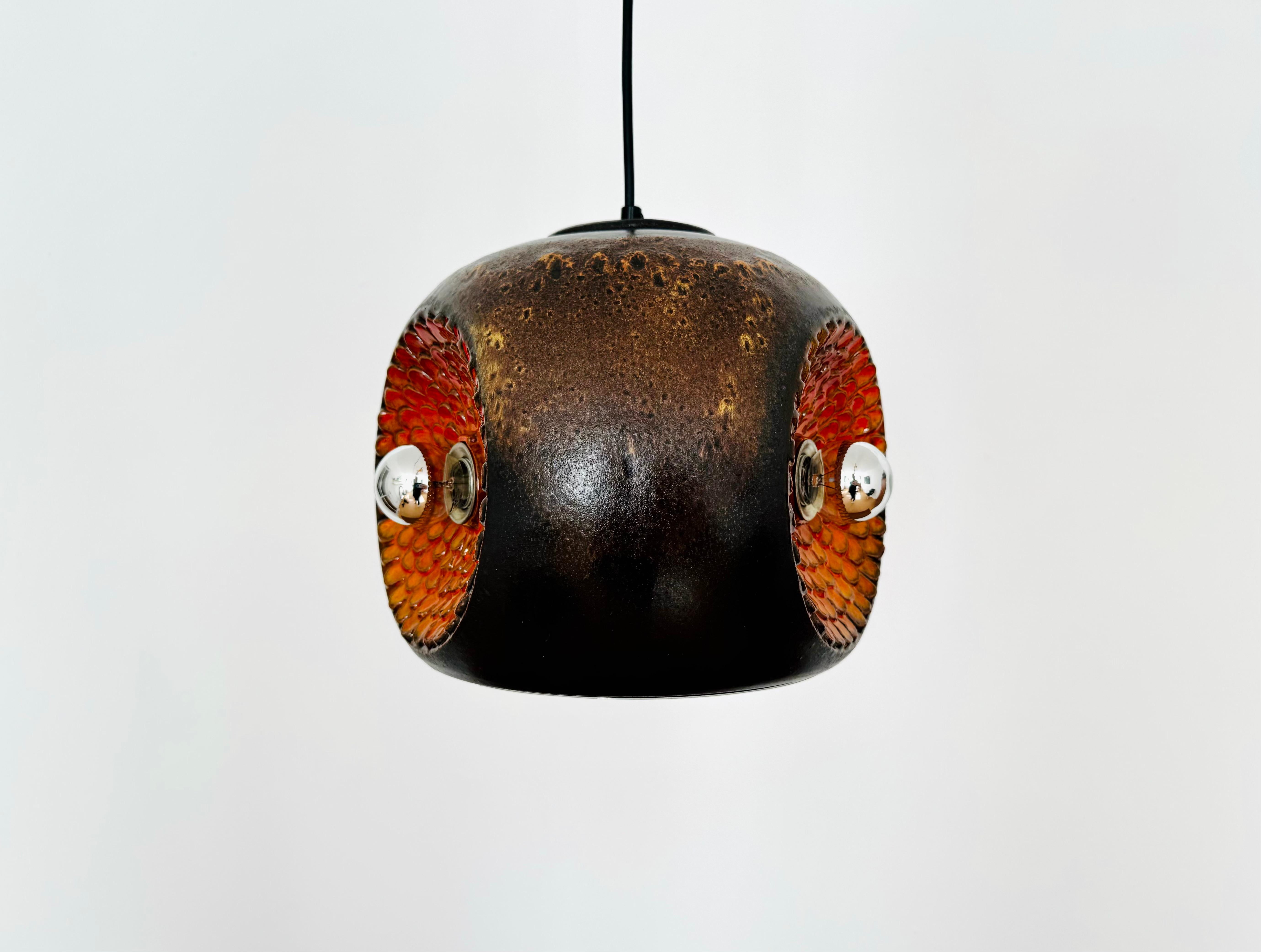 Eccezionale lampada a sospensione in ceramica degli anni '60.
Design e lavorazione meravigliosi.
I 3 fiori illuminati creano un'atmosfera speciale.
Una risorsa per ogni casa.

Condizioni:

Condizioni vintage molto buone con lievi segni di usura