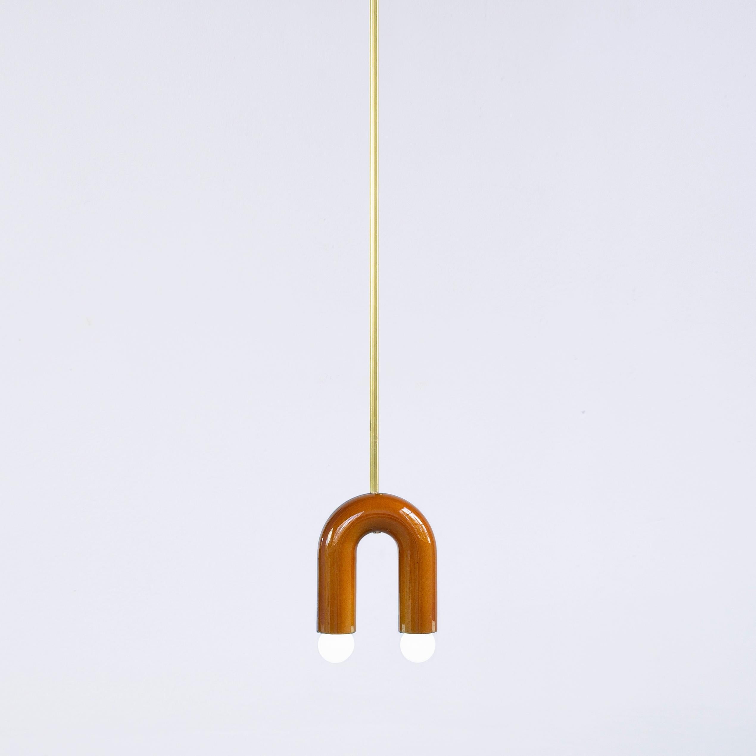 TRN A1 Lampada a sospensione / plafoniera / lampadario
Designer: Pani Jurek

Modello mostrato: Ocra
Dimensioni: H. 17,5 x 15 x 5 cm

Lampadina (non inclusa): E27/E26, compatibile con il sistema elettrico statunitense

Materiali: Ceramica smaltata a