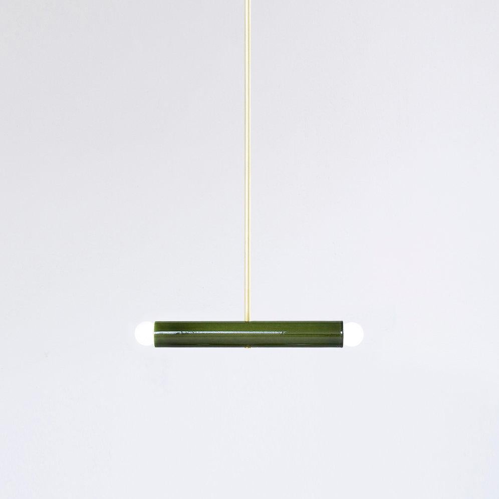 Organico moderno Lampada a sospensione in ceramica 'TRN A2' di Pani Jurek, asta in ottone, ocra in vendita