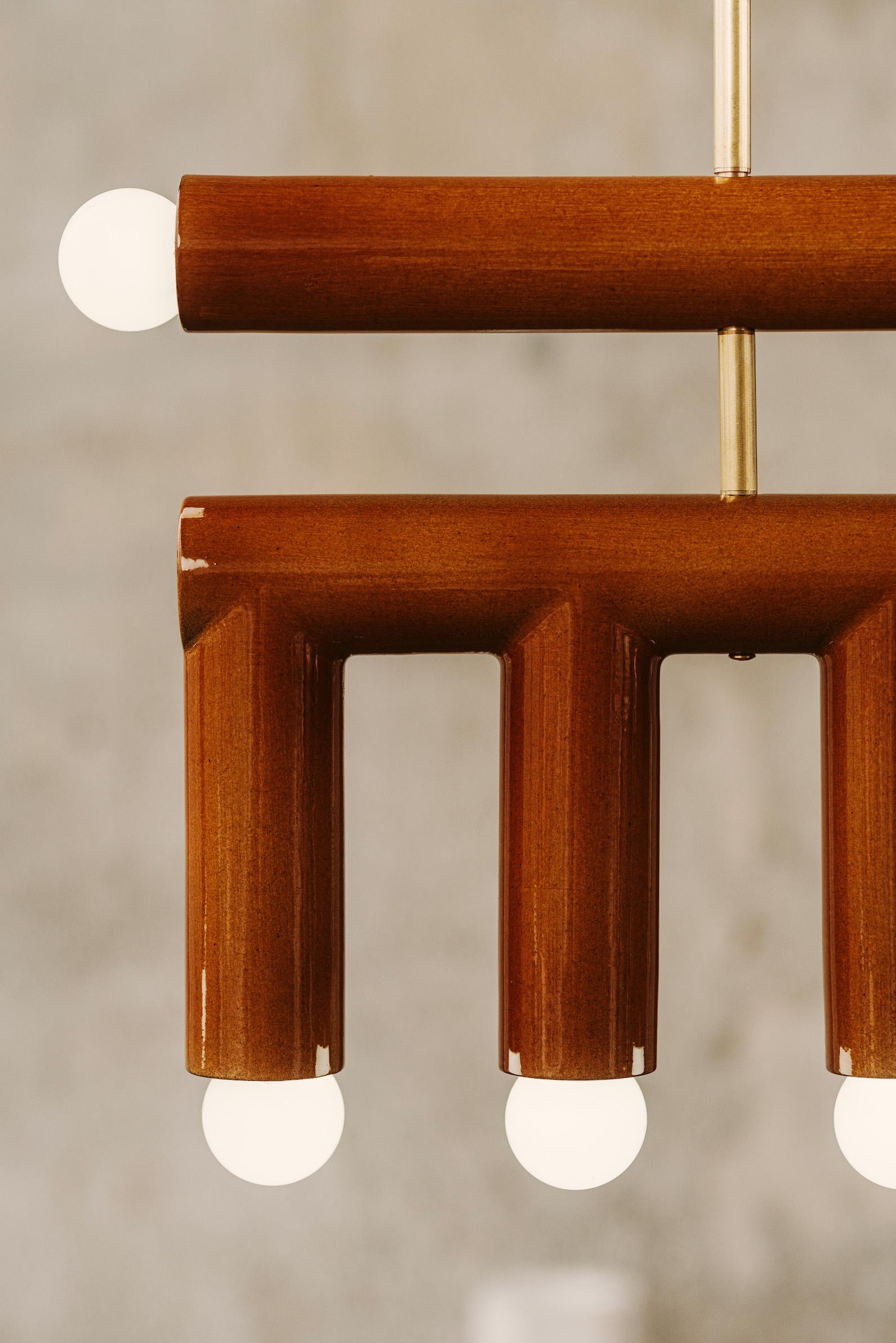 Organico moderno Lampada a sospensione in ceramica 'TRN B3' di Pani Jurek, asta in ottone, rosso in vendita