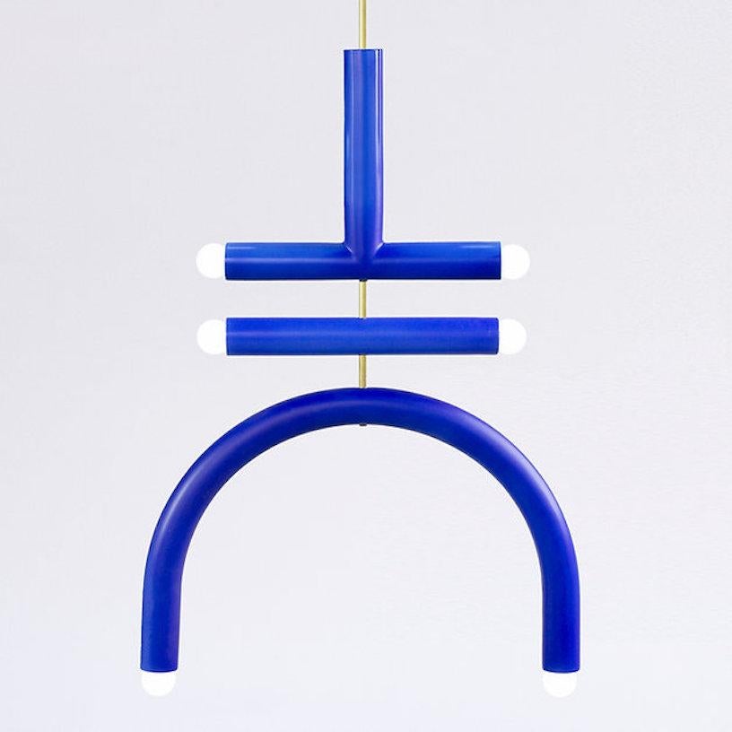 TRN F2 Lampe suspendue / plafonnier / lustre.
Concepteur : Pani Jurek.

Modèle présenté : Bleu Cobalt
Dimensions : H 85 x 58 x 5 cm : H 85 x 58 x 5 cm.
Ampoule (non incluse) : E27/E26, compatible avec le système électrique américain.

MATERIAL :