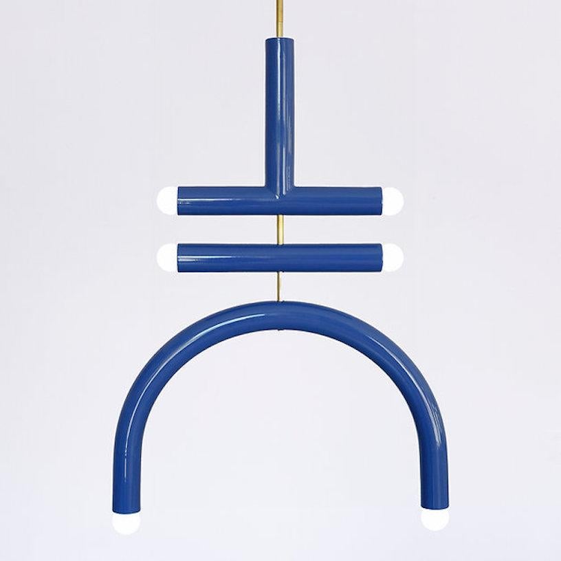TRN F2 Lámpara colgante / lámpara de techo / araña.
Diseñador: Pani Jurek.

Dimensiones: H 85 x 58 x 5 cm.
Bombilla (no incluida): E27/E26, compatible con el sistema eléctrico estadounidense.

- T: Azul Denim
- Bar: Blue Denim
- Arco: Azul