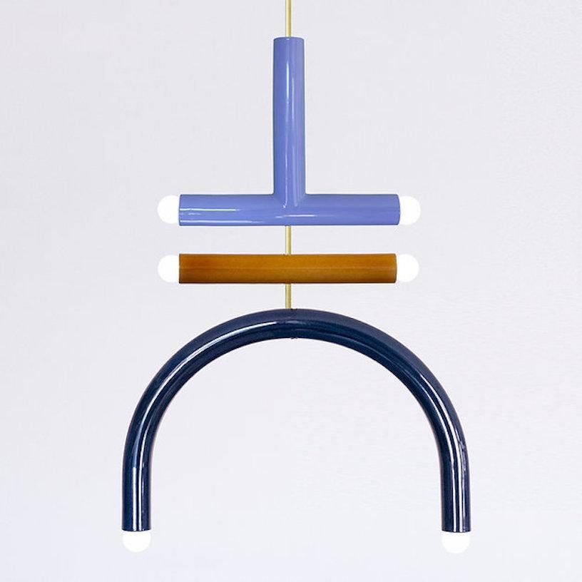 TRN F2 Lampada a sospensione / plafoniera / lampadario.
Designer: Pani Jurek.

Modello mostrato: Lilla, ocra e blu navy
Dimensioni: H. 85 x 58 x 5 cm.
Lampadina (non inclusa): E27/E26, compatibile con il sistema elettrico statunitense.

Materiali: