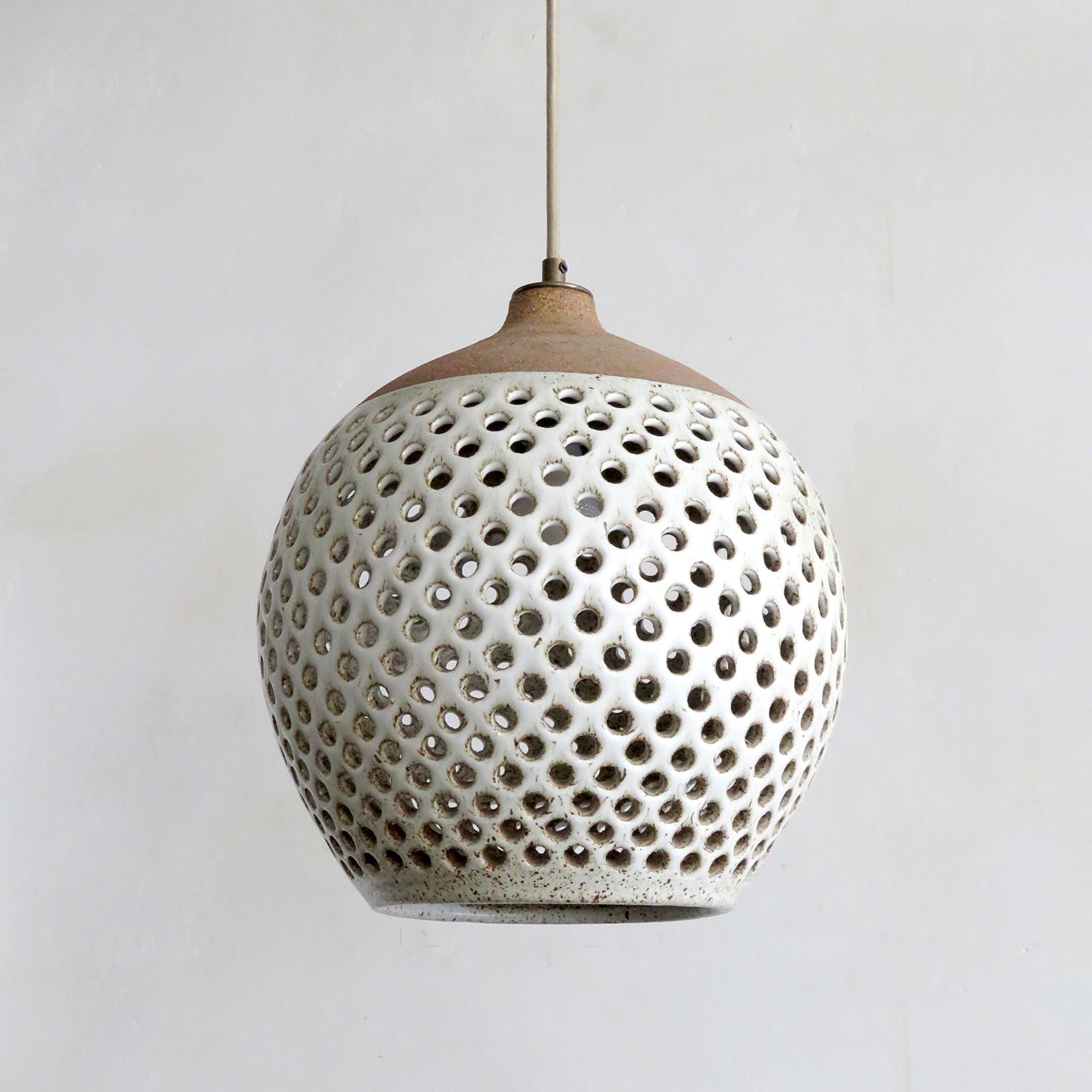 Splendida lampada a sospensione in ceramica n. L51, progettata e realizzata a mano dalla ceramista di Los Angeles Heather Levine. Gres ad alta cottura con smalto bianco opaco maculato su un corpo in argilla color sughero con cerchi decorativi