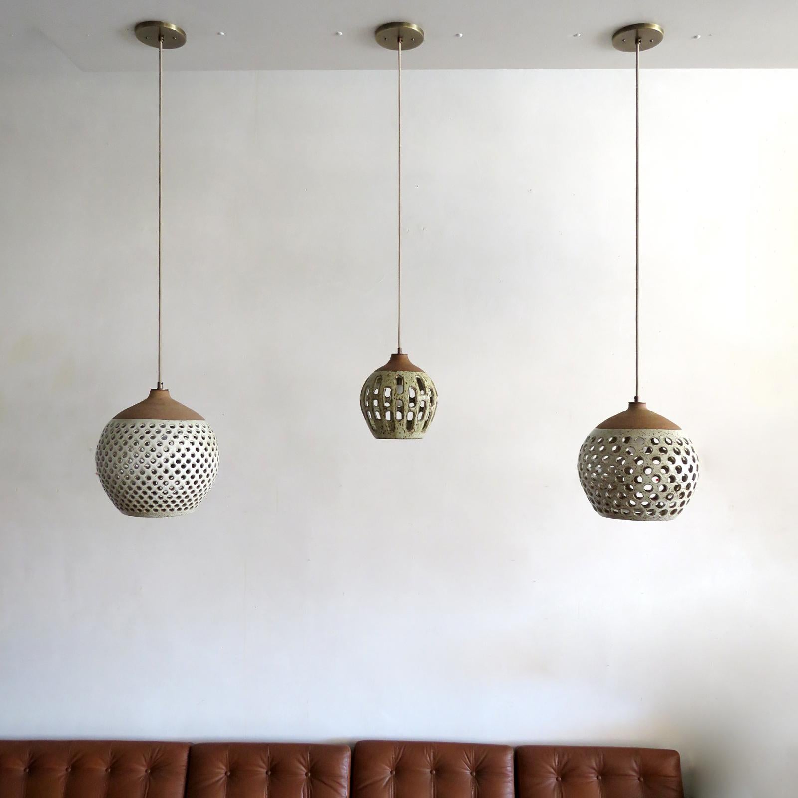 Patinato Lampada a sospensione in ceramica n. L51 di Heather Levine in vendita