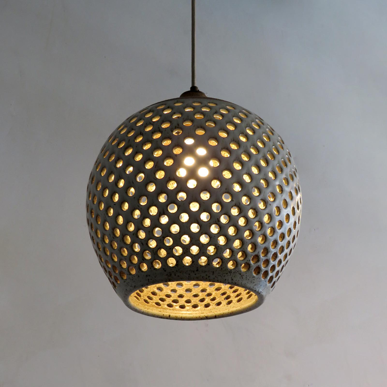 XXI secolo e contemporaneo Lampada a sospensione in ceramica n. L51 di Heather Levine in vendita