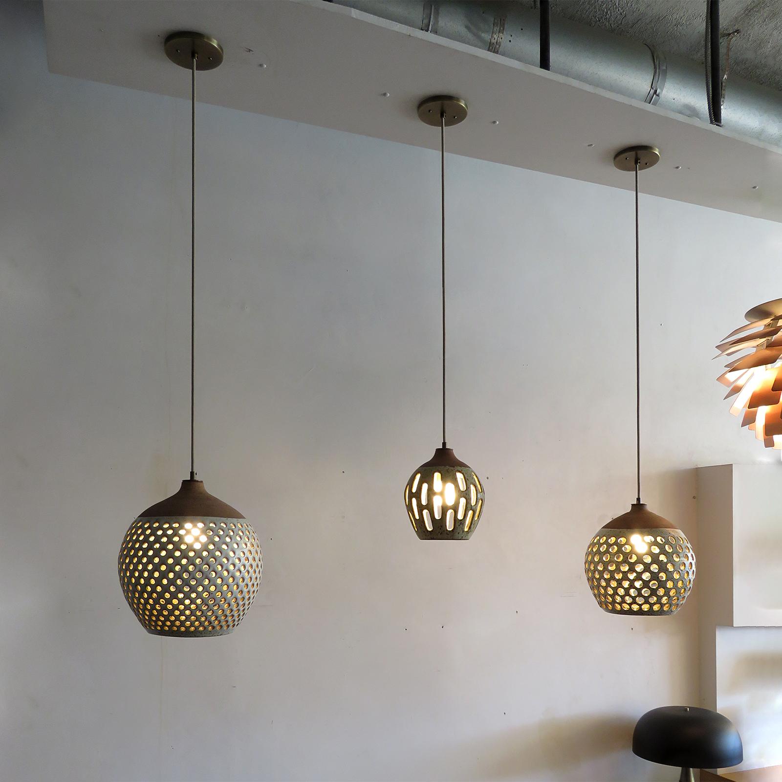 Ottone Lampada a sospensione in ceramica n. L51 di Heather Levine in vendita