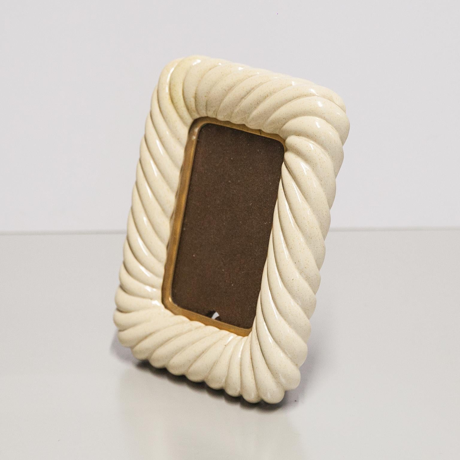 Elegant white ceramic picture frame. This fantastic piece was designed in Italy during the 1960s and it is designed by Tommaso Barbi.
This item is breathtaking to the amazing glossy ceramic and the floral reminiscence in its structure, with lovely