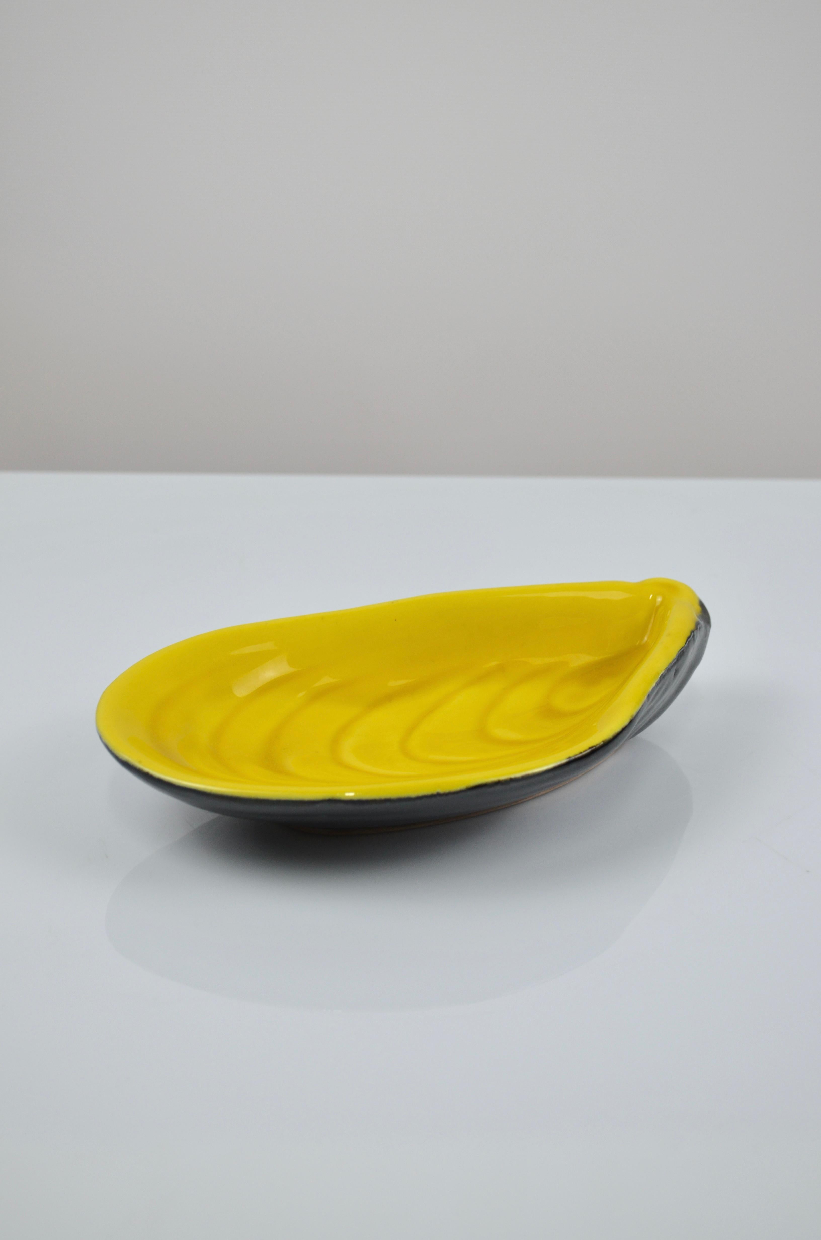superbe vide-poche en céramique en forme de moule, par Albert FERLAY, Vallauris, France, années 50
Très beau contraste de couleurs entre le jaune et le noir.
Pièce signée ci-dessous
