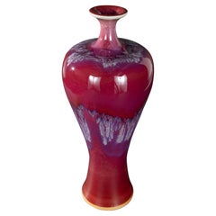 Vase bigarré en céramique à col pincé en glaçure sang de bœuf et goutte à goutte rose