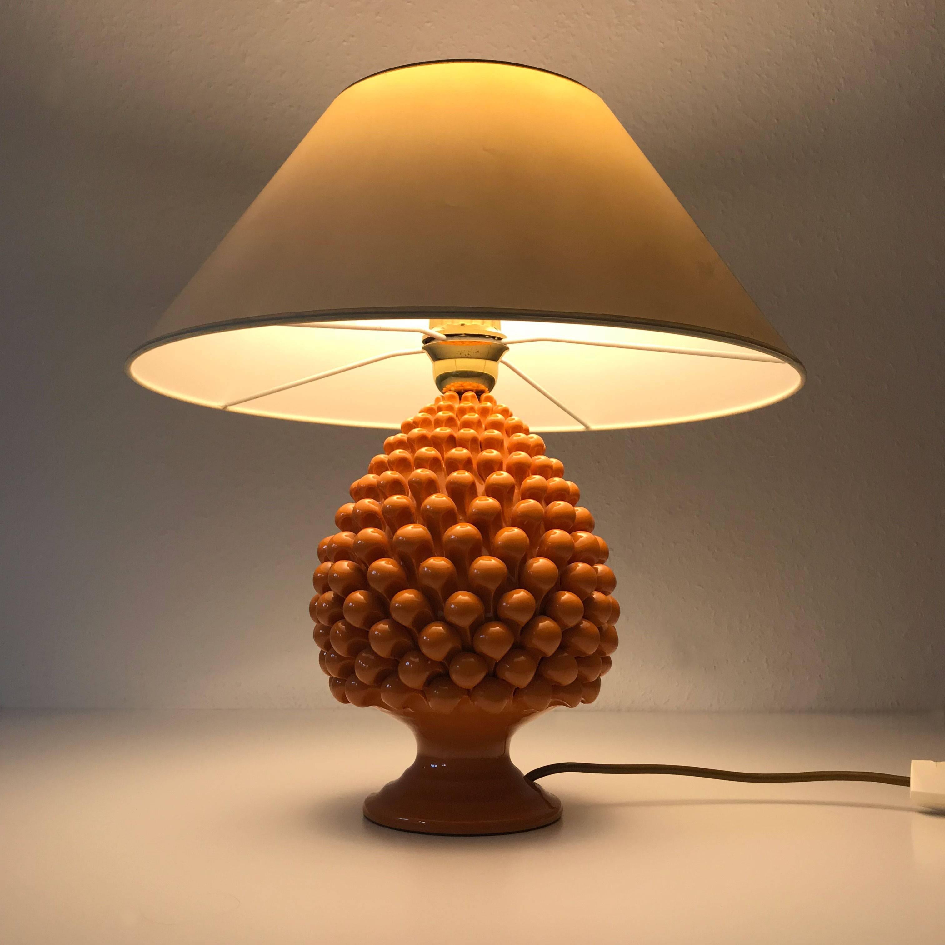 Mid-Century-Tischlampe aus Keramik mit Ananas von Marcello Fantoni (attr.), Italien 1970er Jahre (Moderne der Mitte des Jahrhunderts) im Angebot