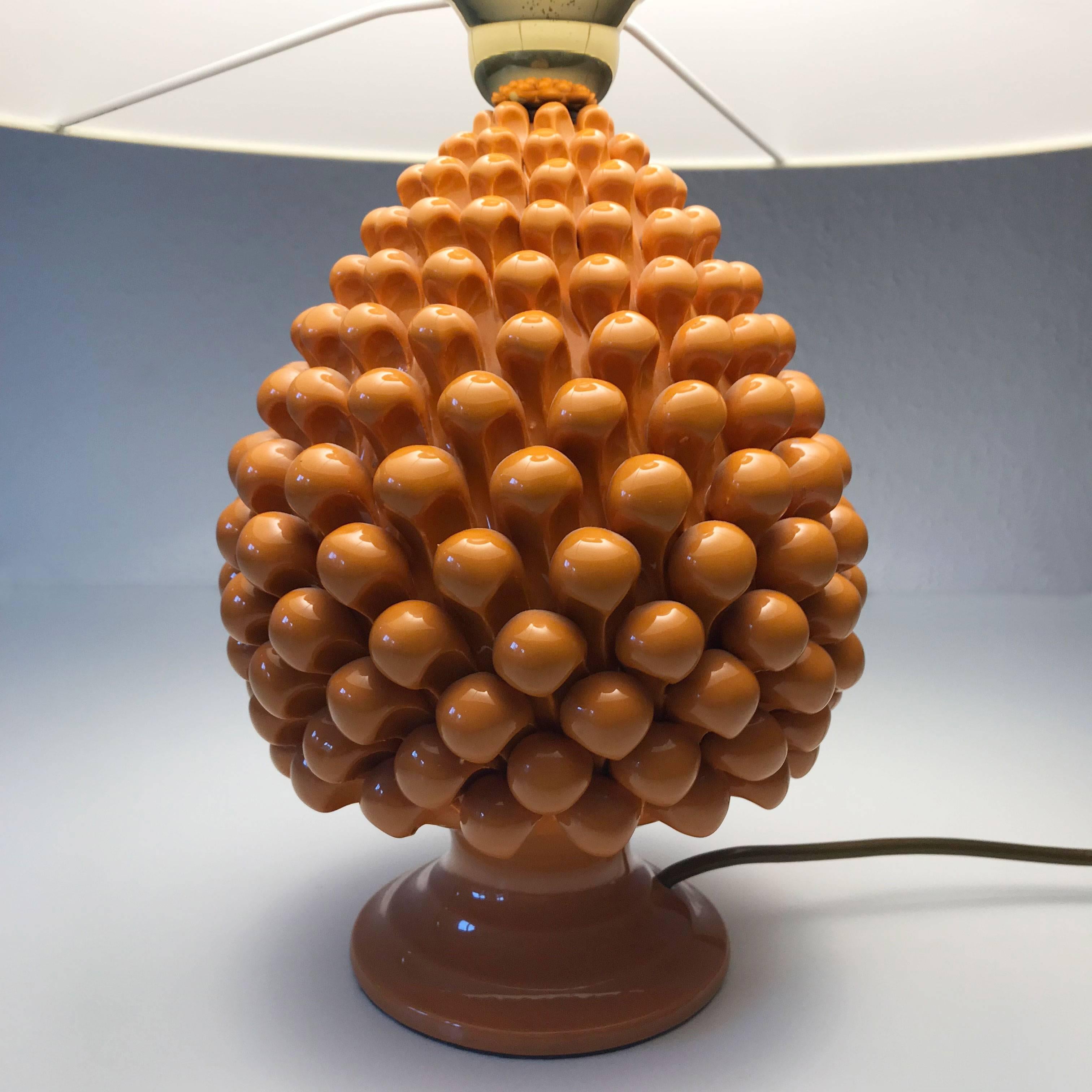 italien Lampe de bureau ananas en céramique du milieu du siècle dernier par Marcello Fantoni (attr.) Italie, années 1970 en vente