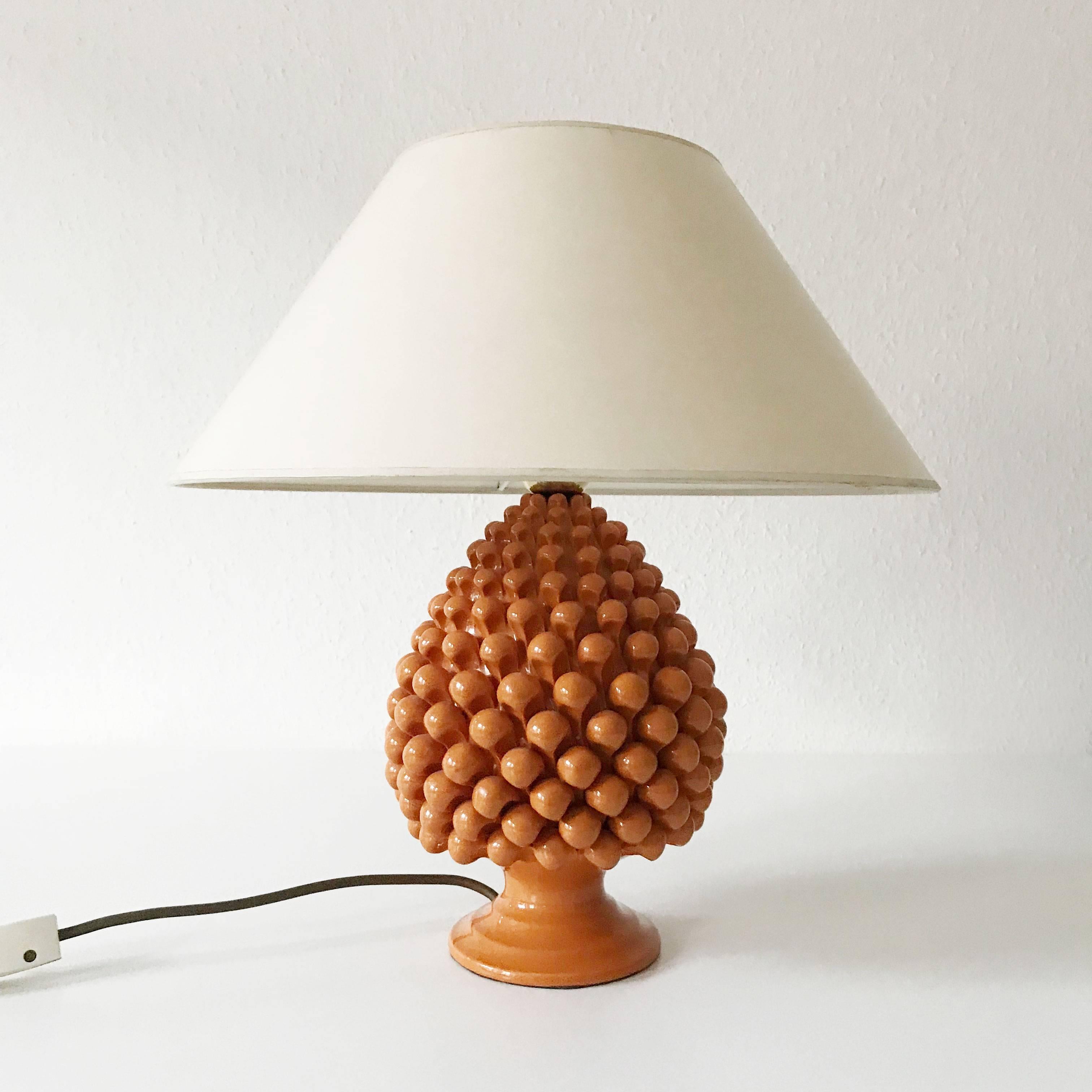 Mid-Century-Tischlampe aus Keramik mit Ananas von Marcello Fantoni (attr.), Italien 1970er Jahre (Ende des 20. Jahrhunderts) im Angebot