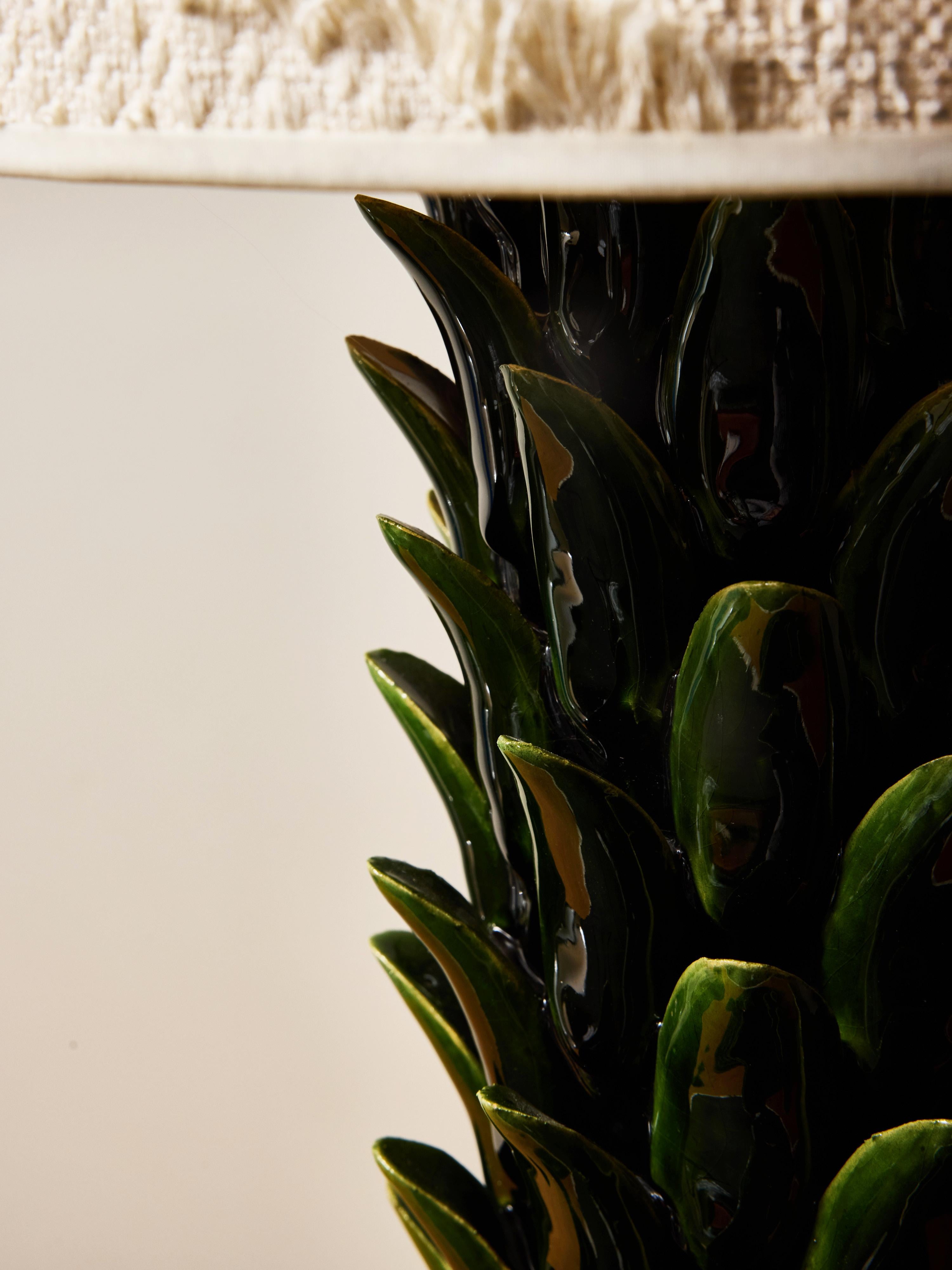 Ceramic Pineapple Table Lamp with Textured Woven Shade en vente 3