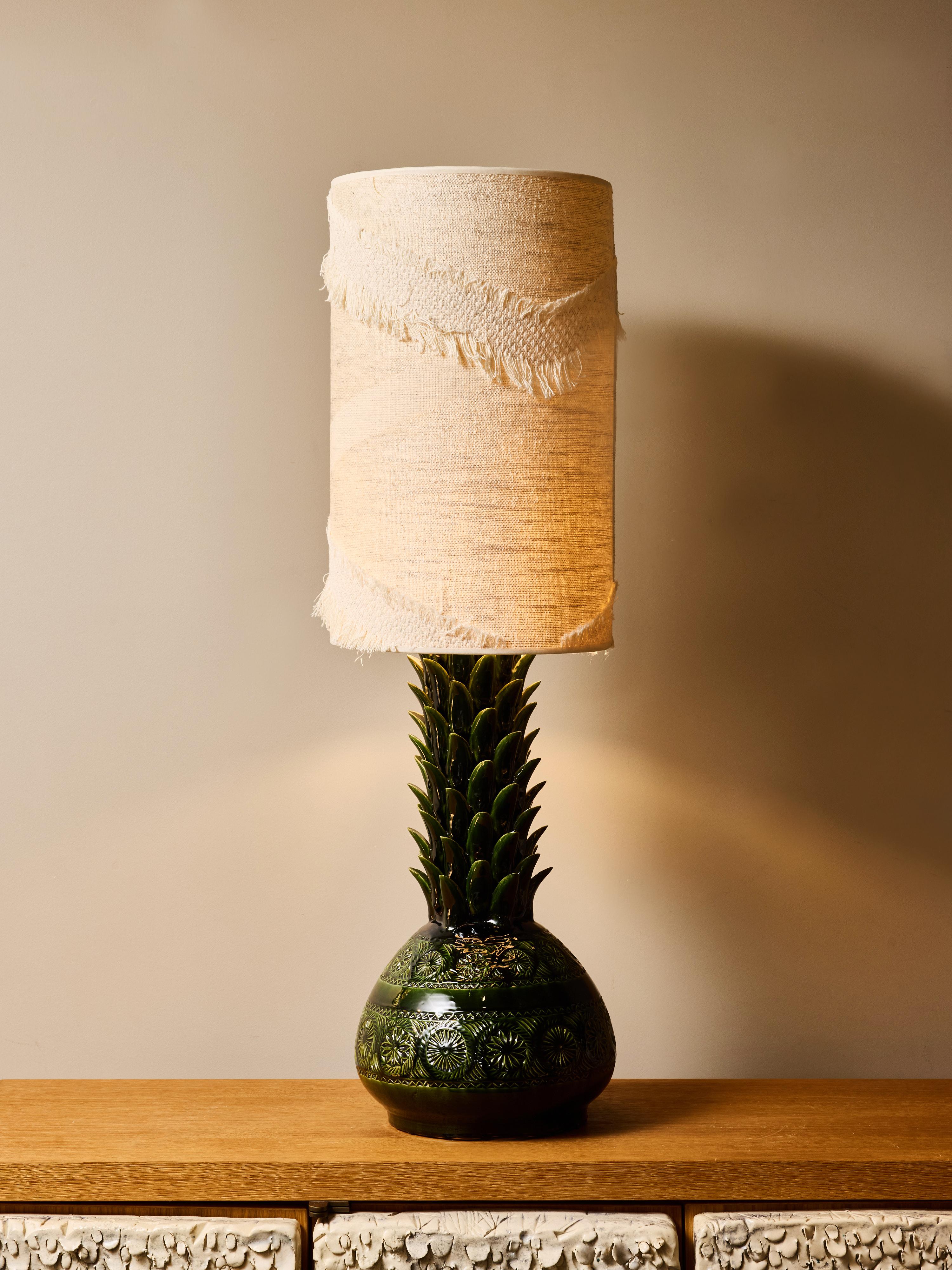 Mid-Century Modern Ceramic Pineapple Table Lamp with Textured Woven Shade en vente