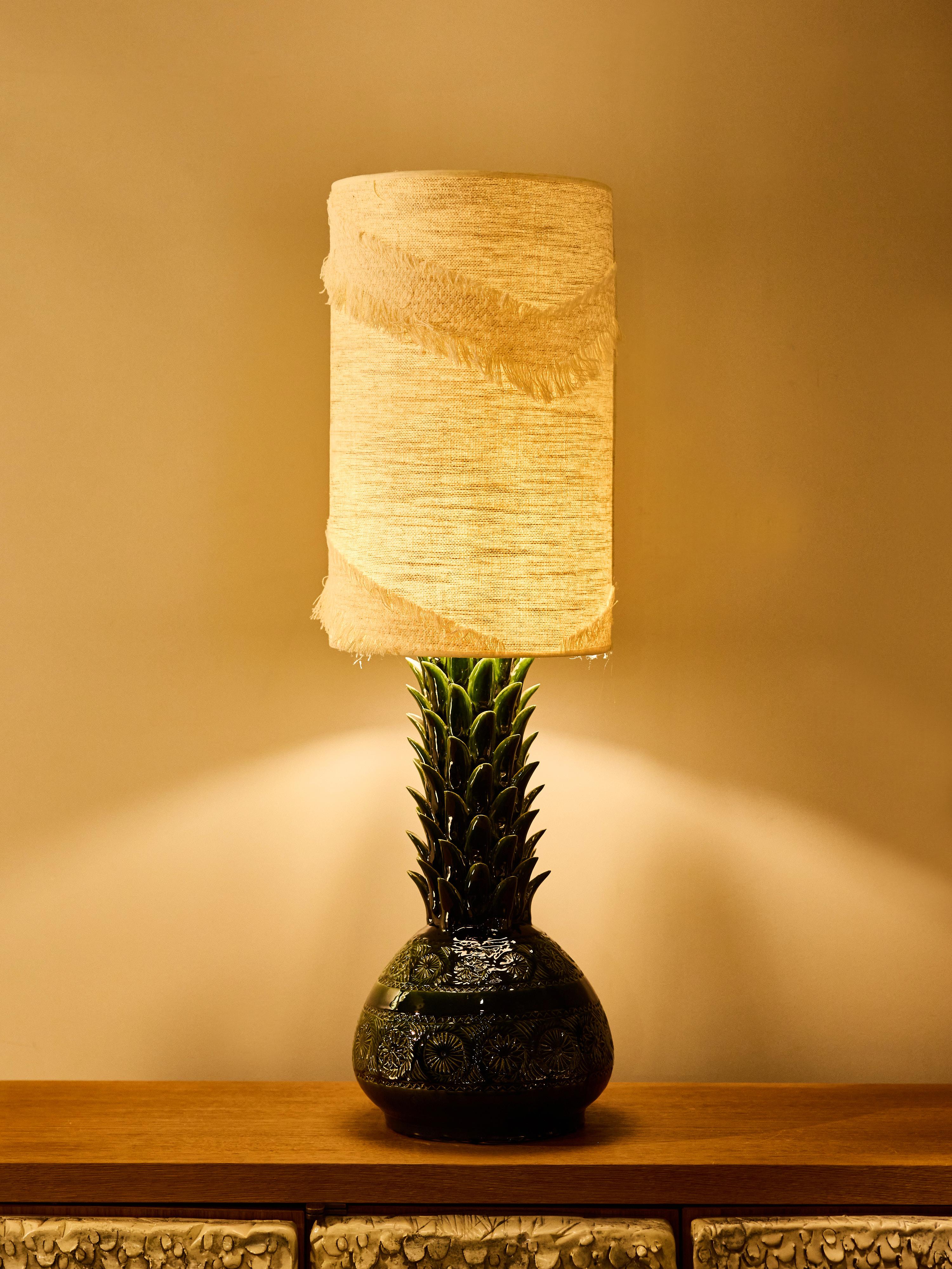 italien Ceramic Pineapple Table Lamp with Textured Woven Shade en vente
