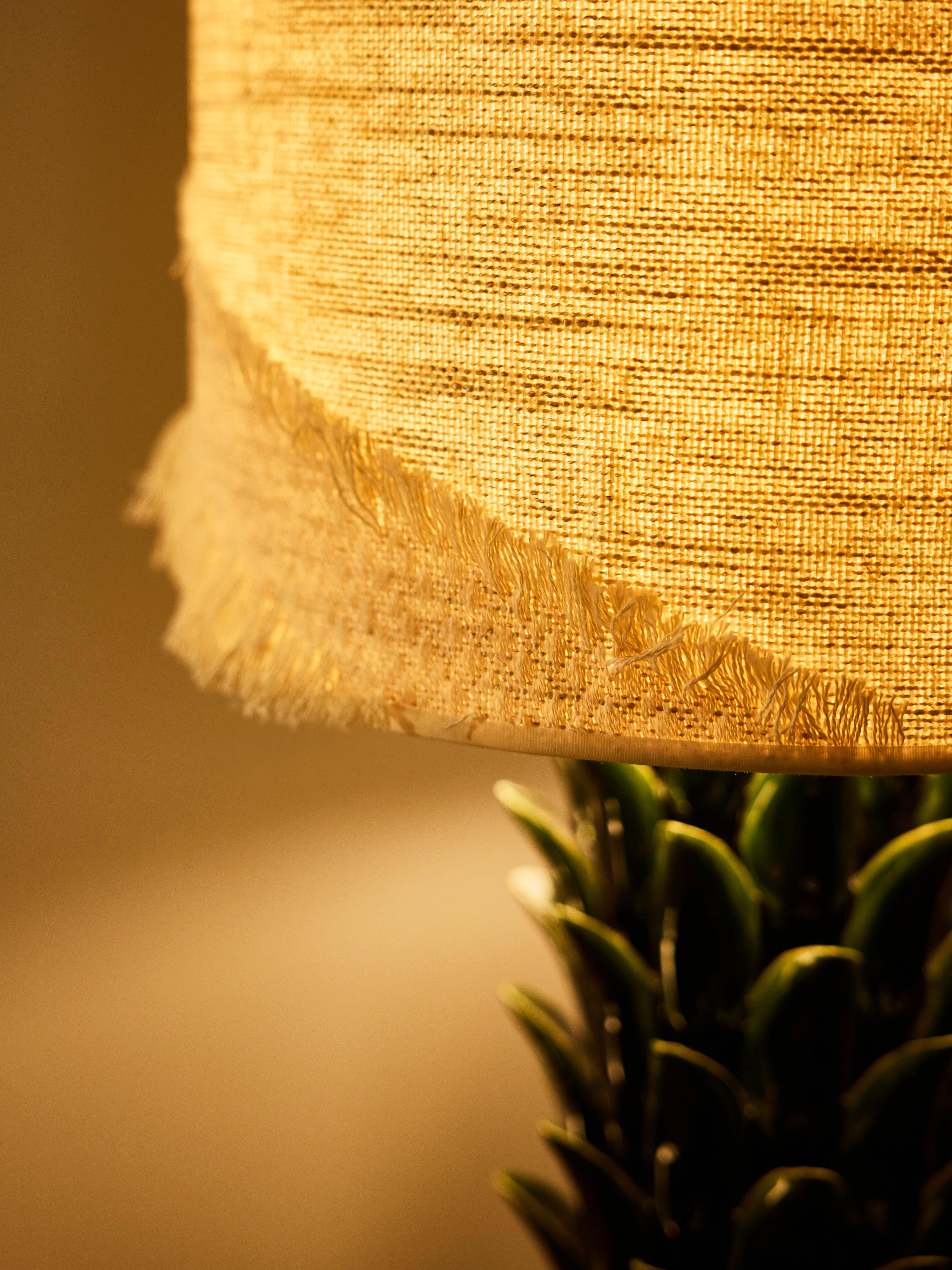 Fin du 20e siècle Ceramic Pineapple Table Lamp with Textured Woven Shade en vente