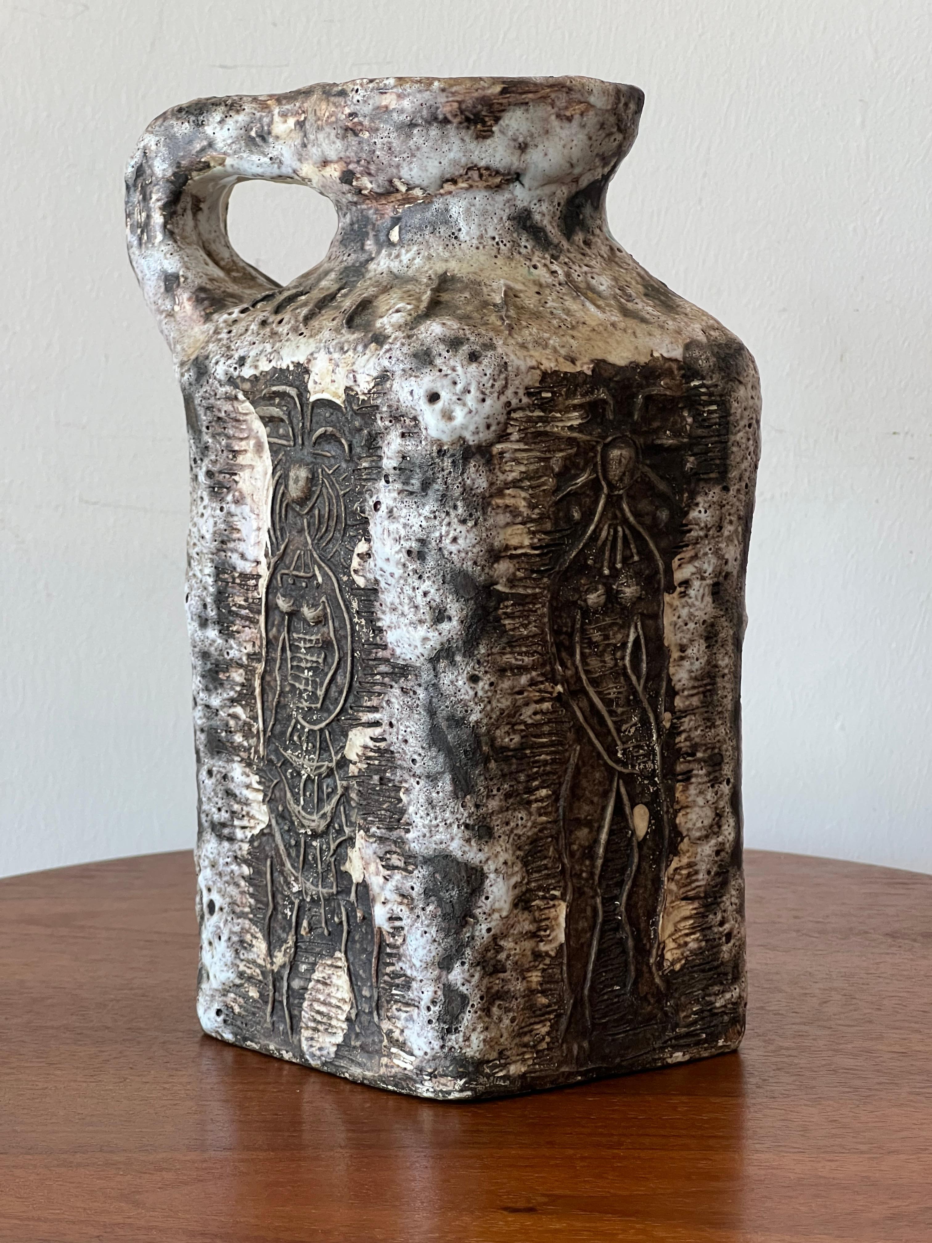 Brocca in ceramica di Fernande Kohler, Vallauris, Francia, anni '50 circa. Bellissimo smalto lavico, figura femminile stilizzata, firmato sul fondo. Questo è un grande esempio di ceramica di Vallauris.