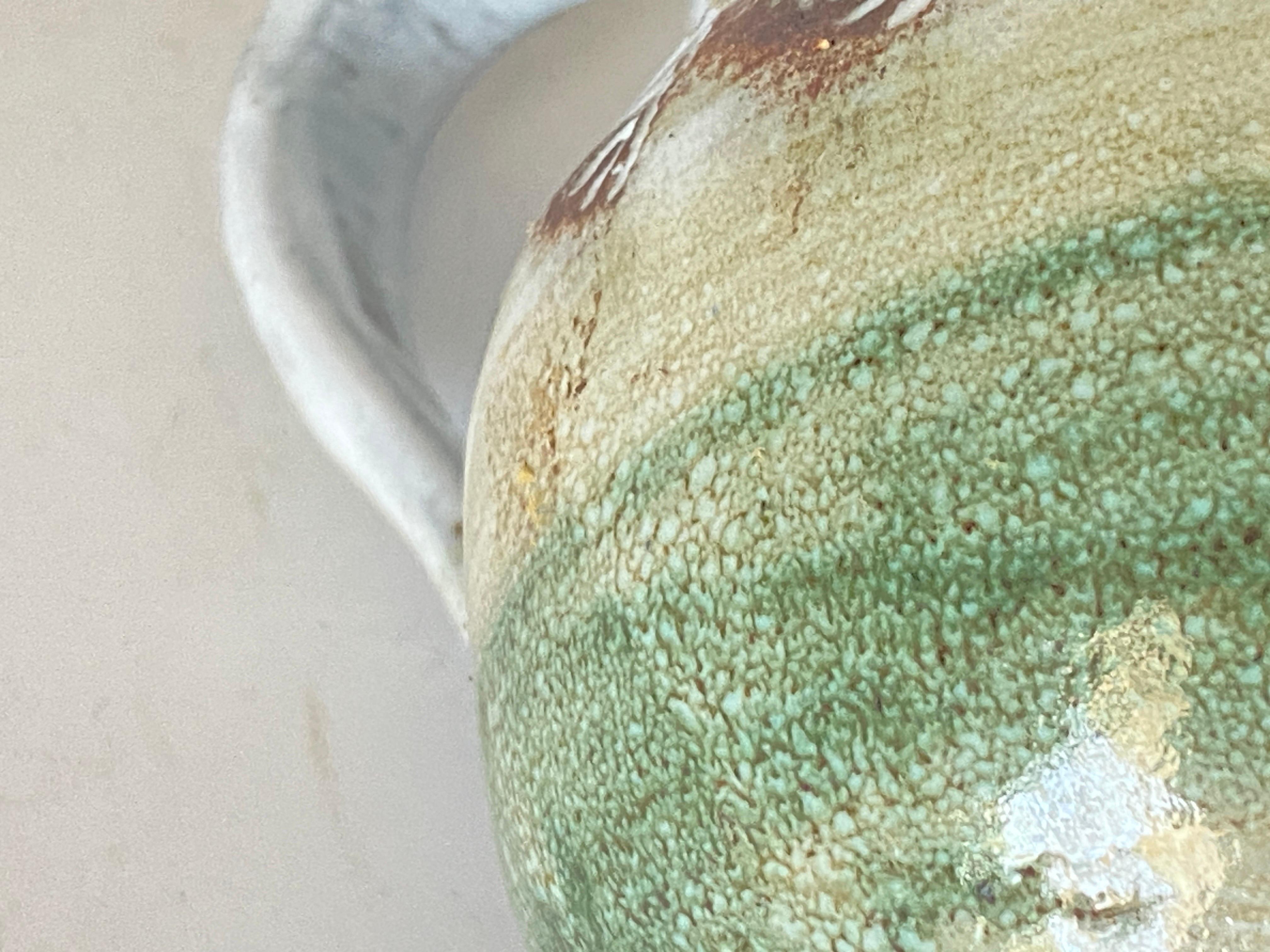 Il s'agit d'un vase en céramique, de couleur bleue et verte. Elle a été fabriquée en France vers 1960.
Nous avons la signature de Thiry en dessous.
 