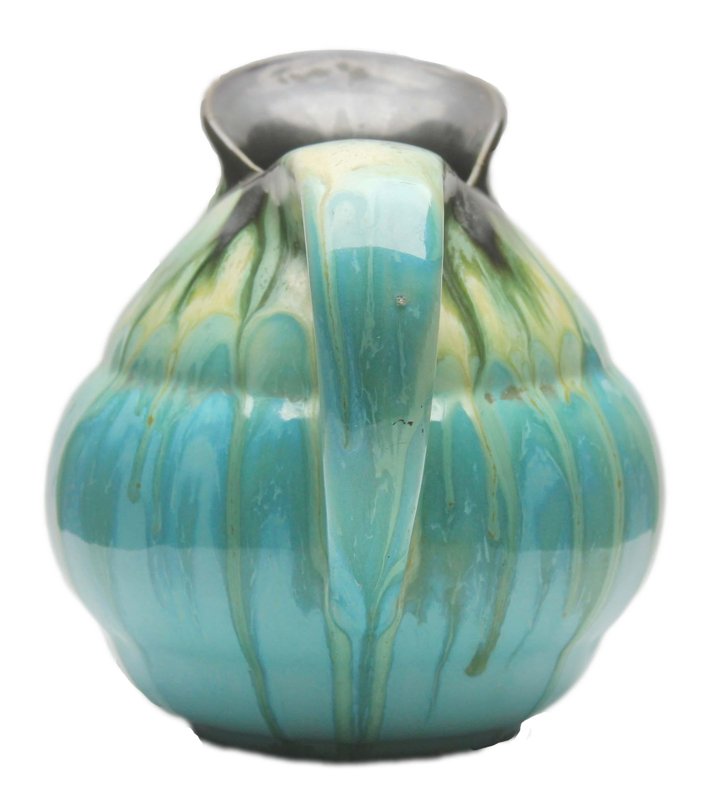 Belga Brocca in ceramica con smalto blu chiaro, firmata Belgio in vendita