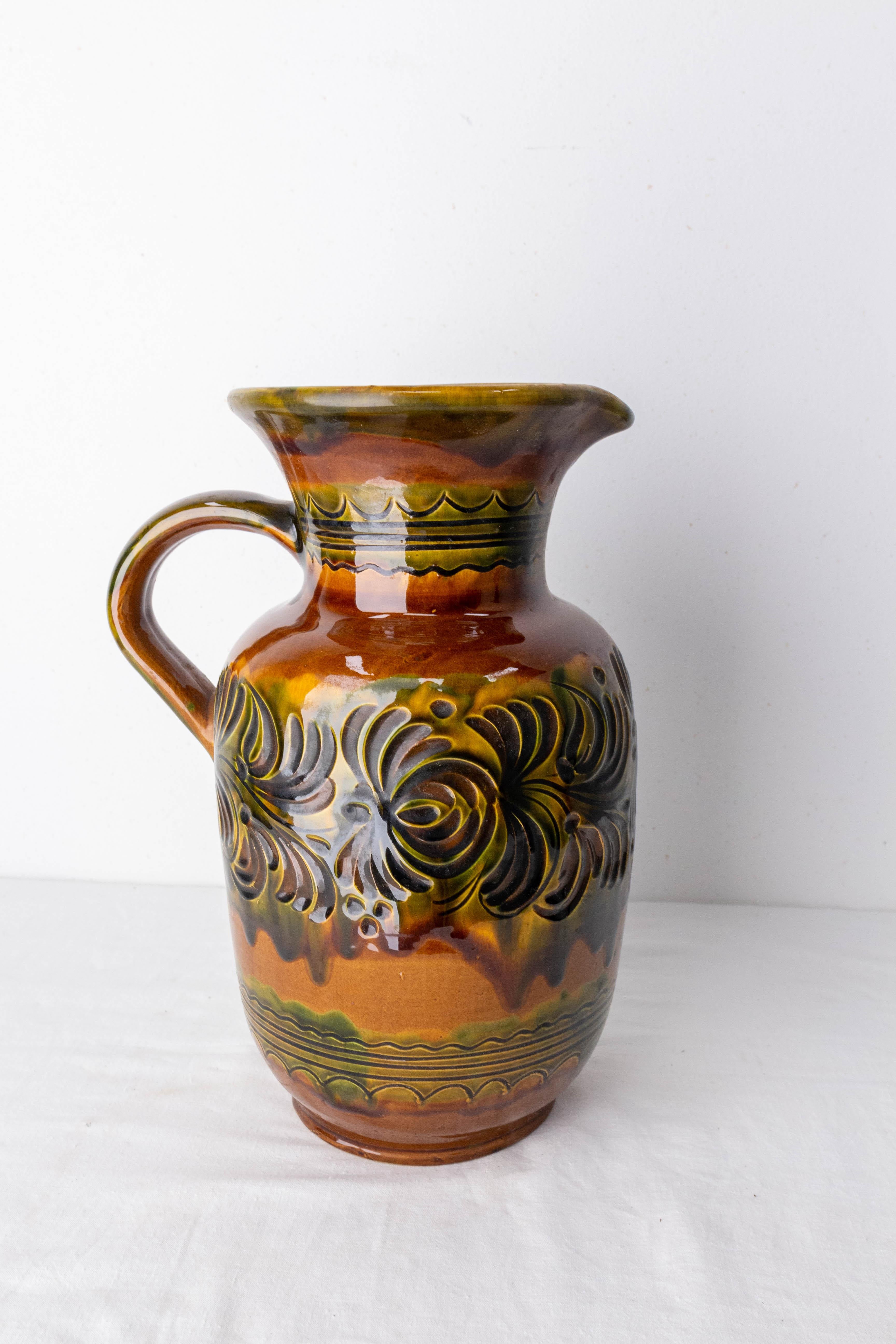 German ceramic pitcher.
Decoration of relief leaves with a camaieu of yellow, red and green colors.
Good condition.

Shipping:
L 20 P 15 H 27,50 cm 1,6 kg.
 