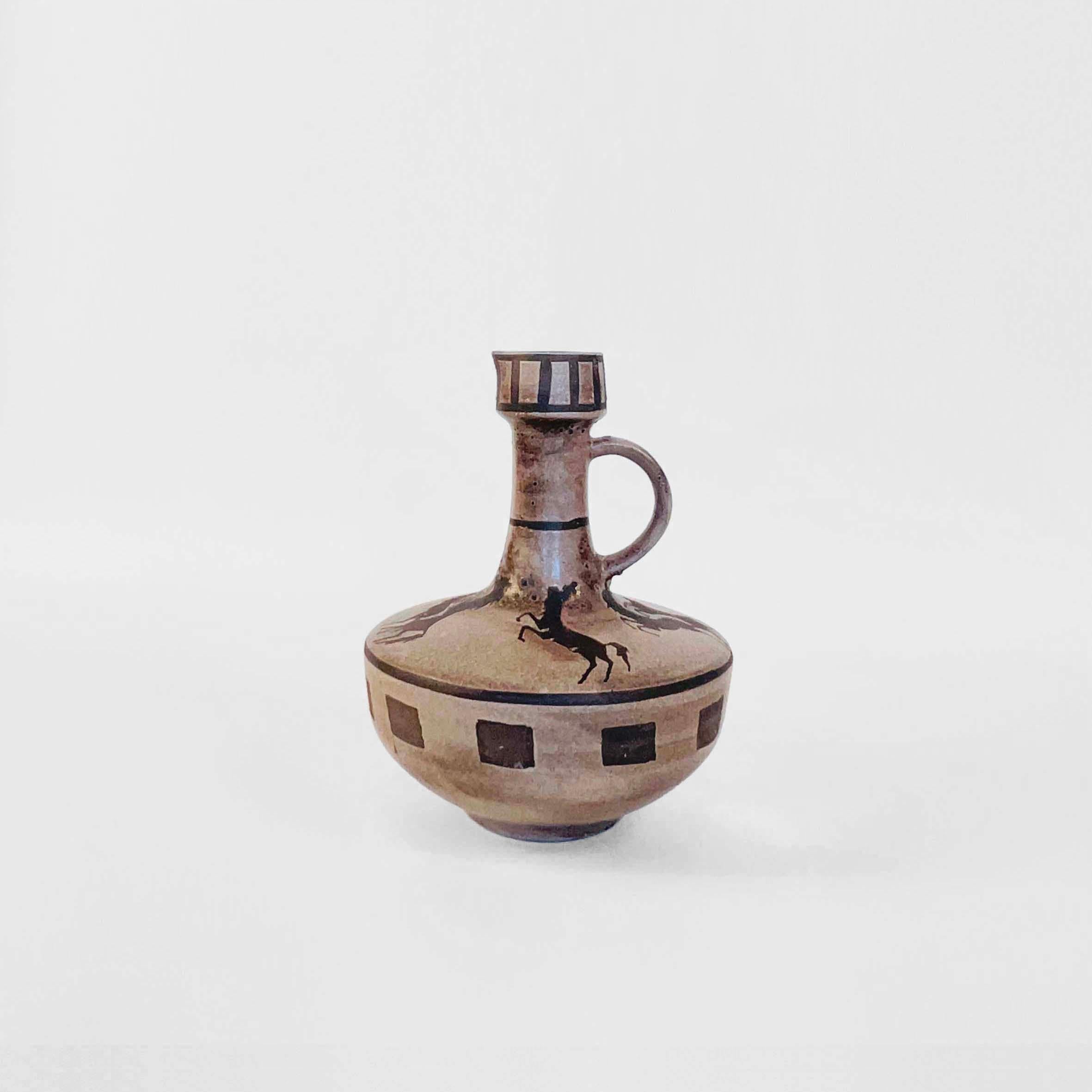 Keramikkrug mit etruskisch inspirierten Motiven (amerikanisch) im Angebot