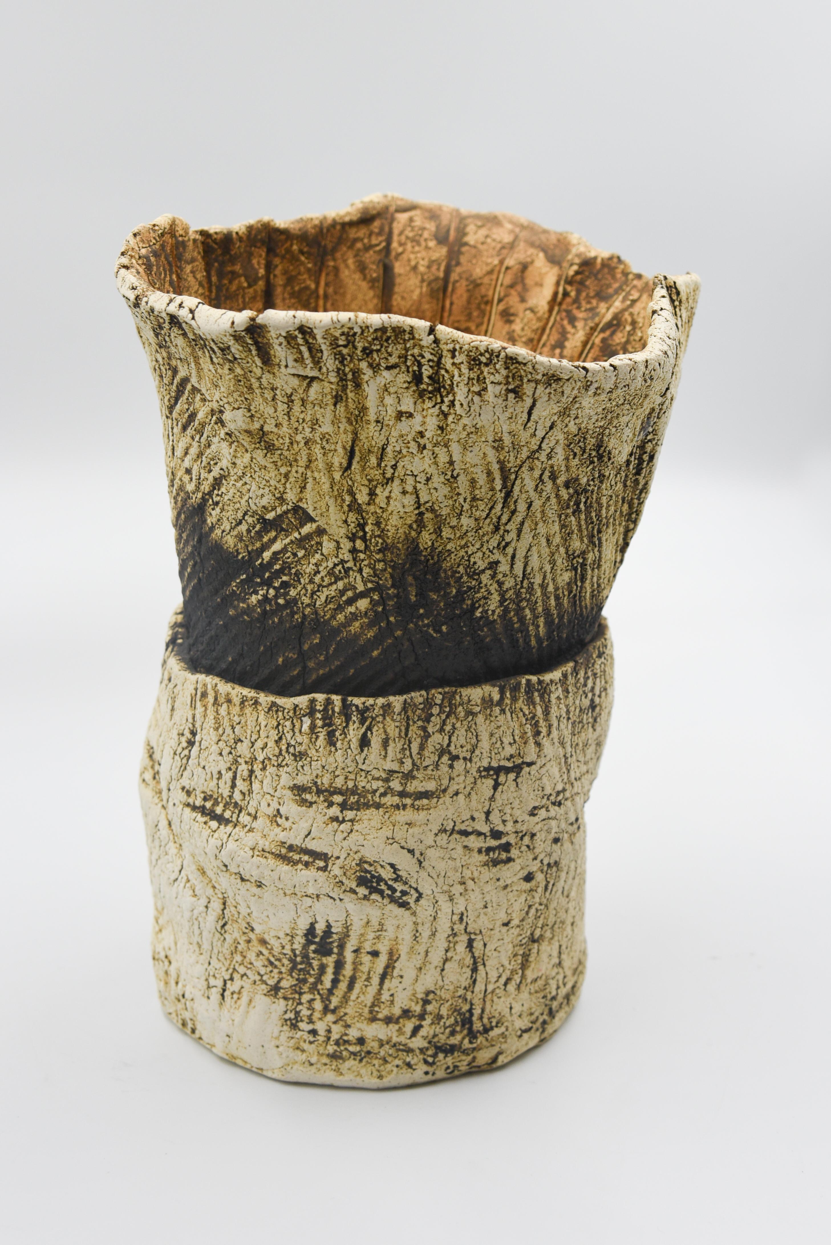 Mexicain Vase en céramique, incrustation de plantes et terre cuite, design mexicain, forme organique abstraite, fait à la main en vente