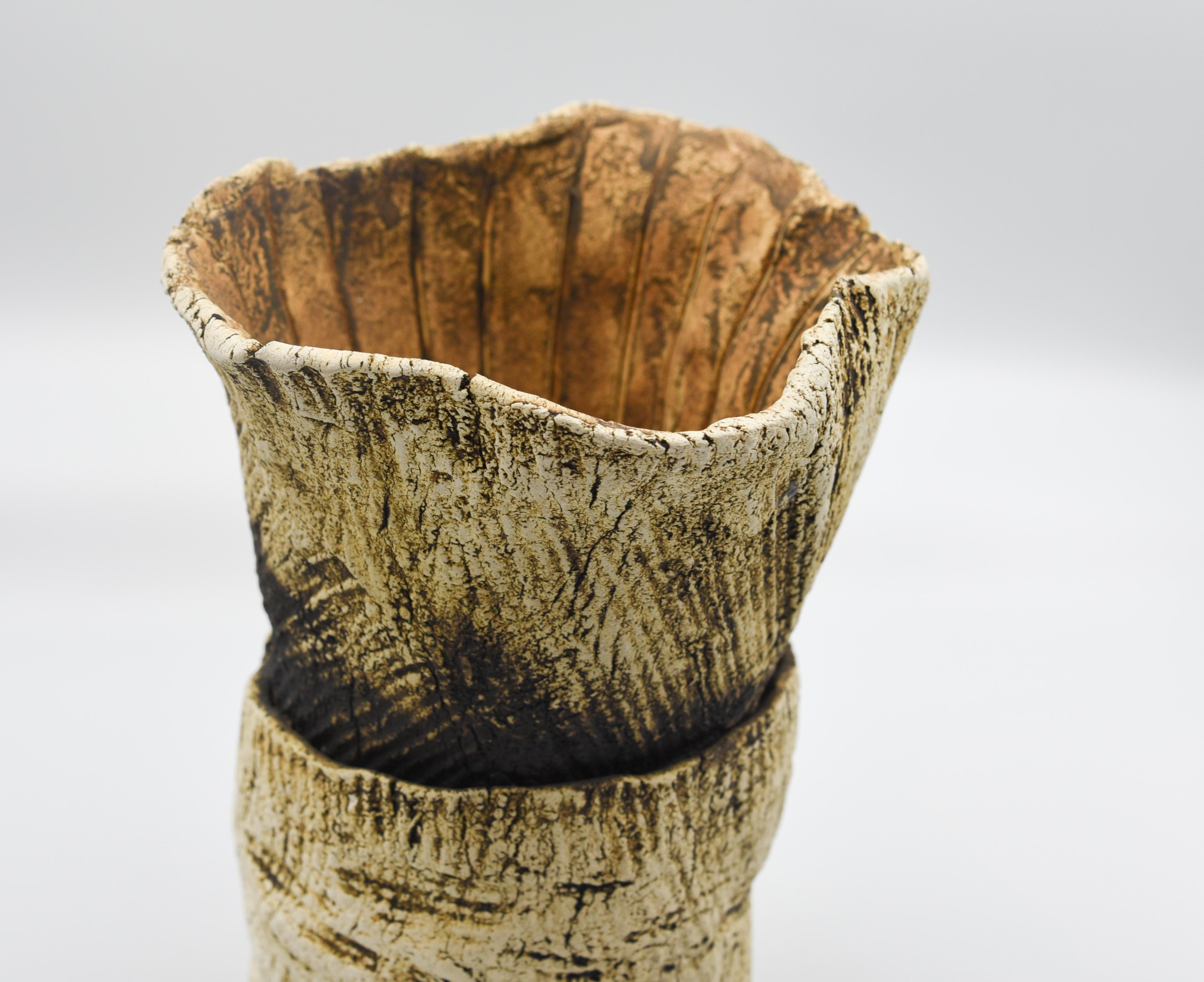 Gravé Vase en céramique, incrustation de plantes et terre cuite, design mexicain, forme organique abstraite, fait à la main en vente