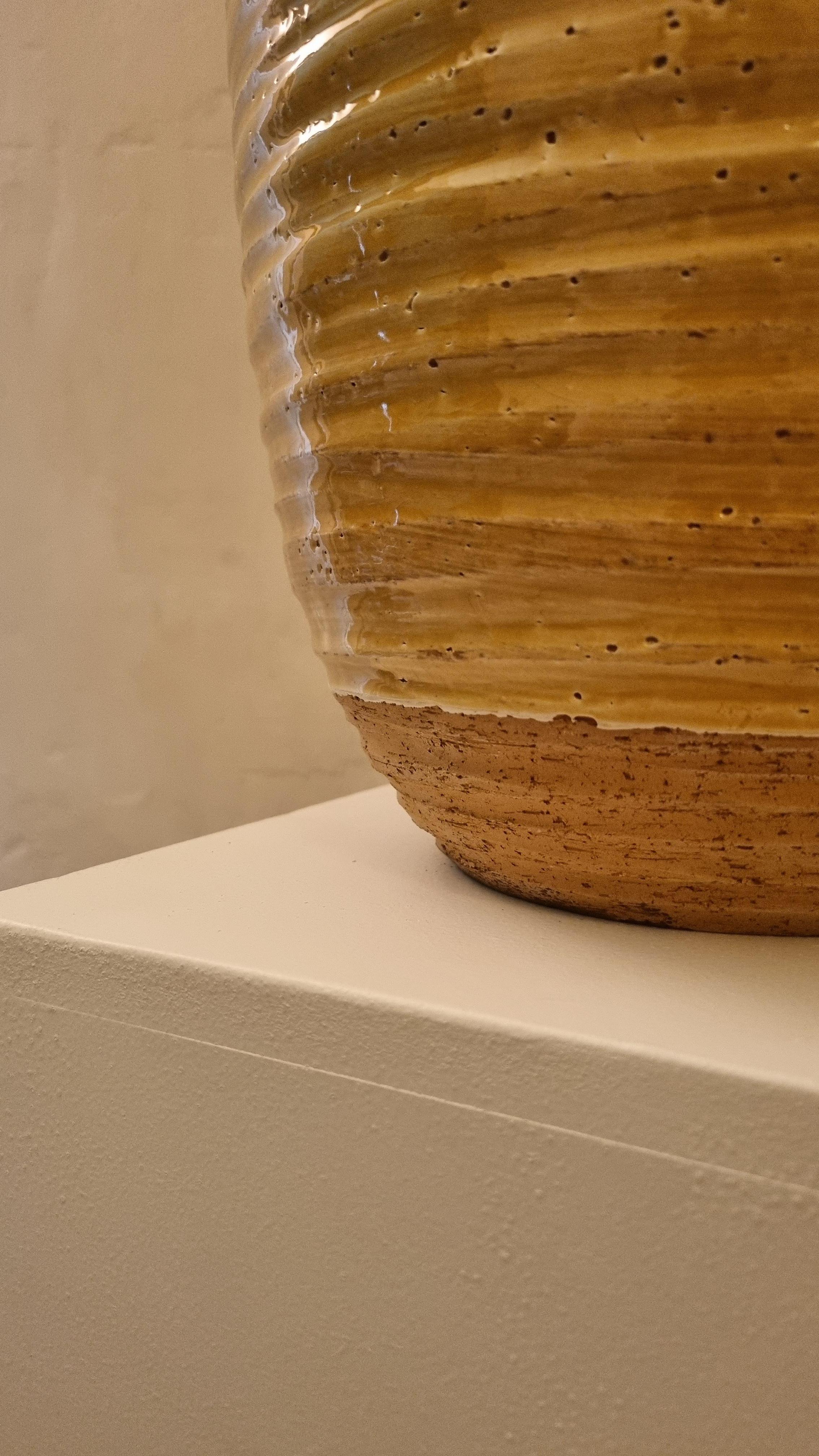 Seltener keramischer Übertopf von Rosenthal Netter für Ceramiche Bitossi Montelupo, 70er Jahre.
Keramik glasiert,  handbemalt in Gelbtönen .  .
Jedes von Bitossi geschaffene Werk folgt einem sehr komplexen Arbeitsprozess, sowohl im formalen als auch