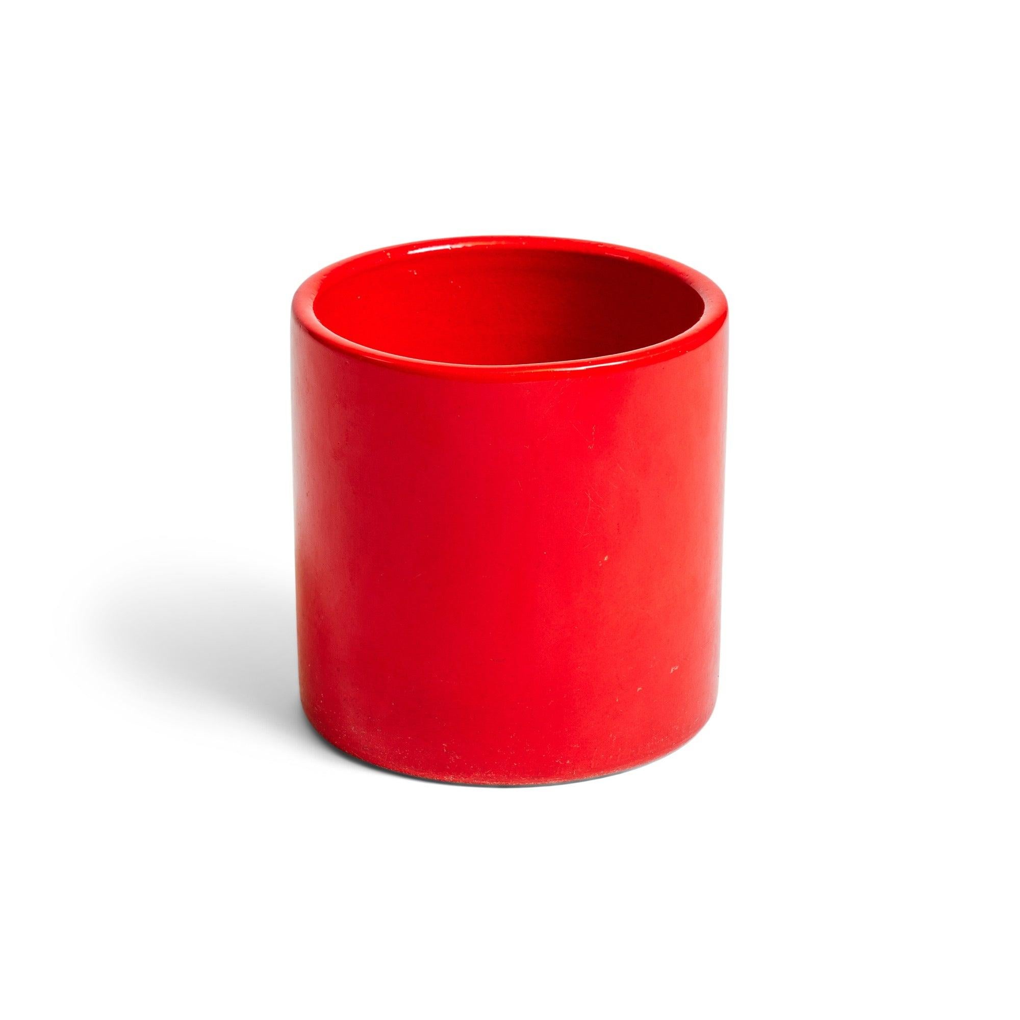 Una fioriera sostanziosa con un vivace smalto rosso.