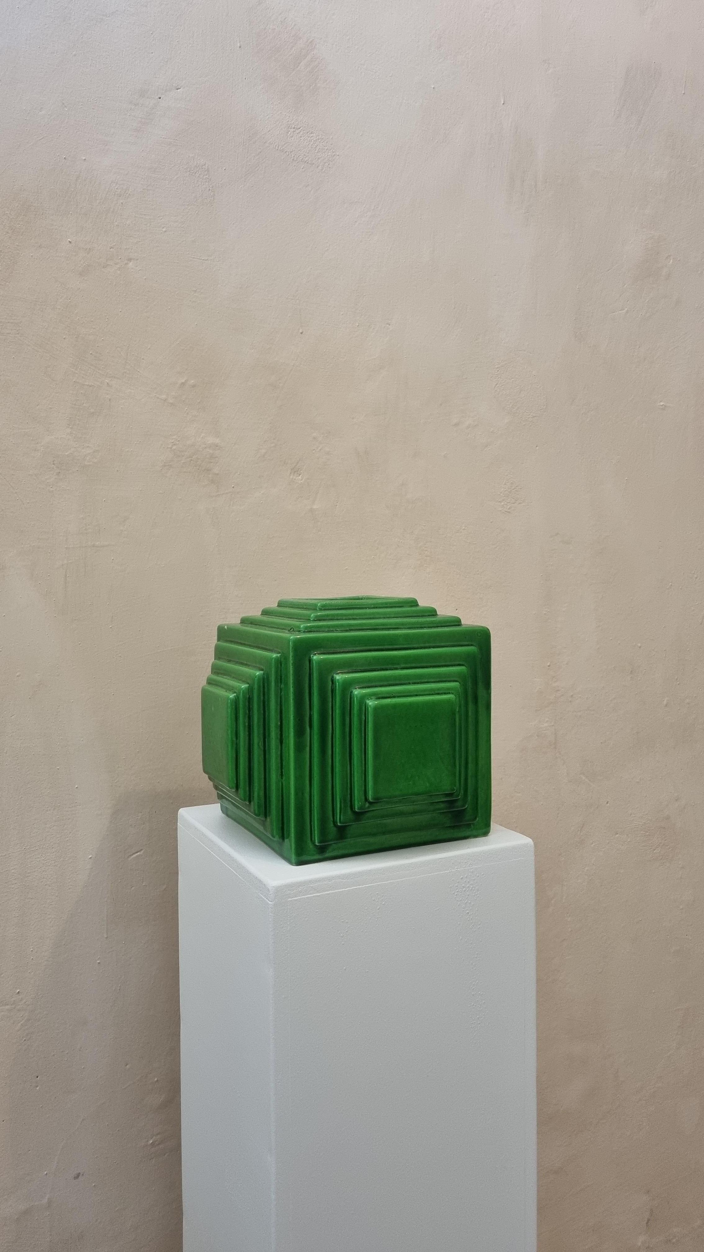 Keramisches Pflanzgefäß, hergestellt von Ceramiche Bitossi Montelupo, 70er Jahre.
Glasierte Keramik, grüner Bilddekor.
Jedes von Bitossi geschaffene Werk folgt einem sehr komplexen Arbeitsprozess, sowohl im formalen als auch im dekorativen