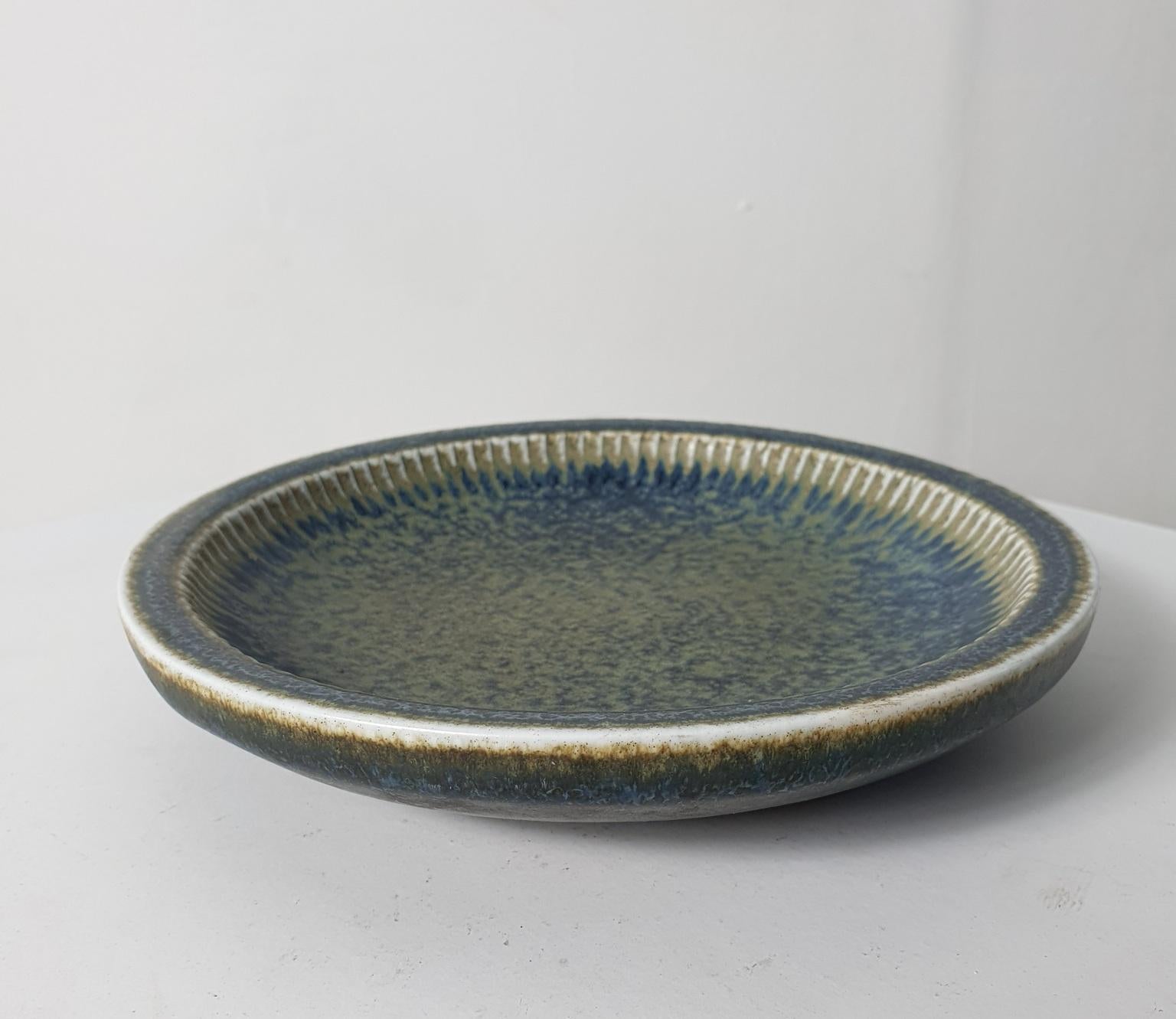 Blue plate bowl from Swedish manufacturer Rörstrand signed with the R with three crowns, Carl-Harry Stålhane, Sweden and SGX for the model. The glaze is beautiful in the colors of blue harzefur (type of glaze).