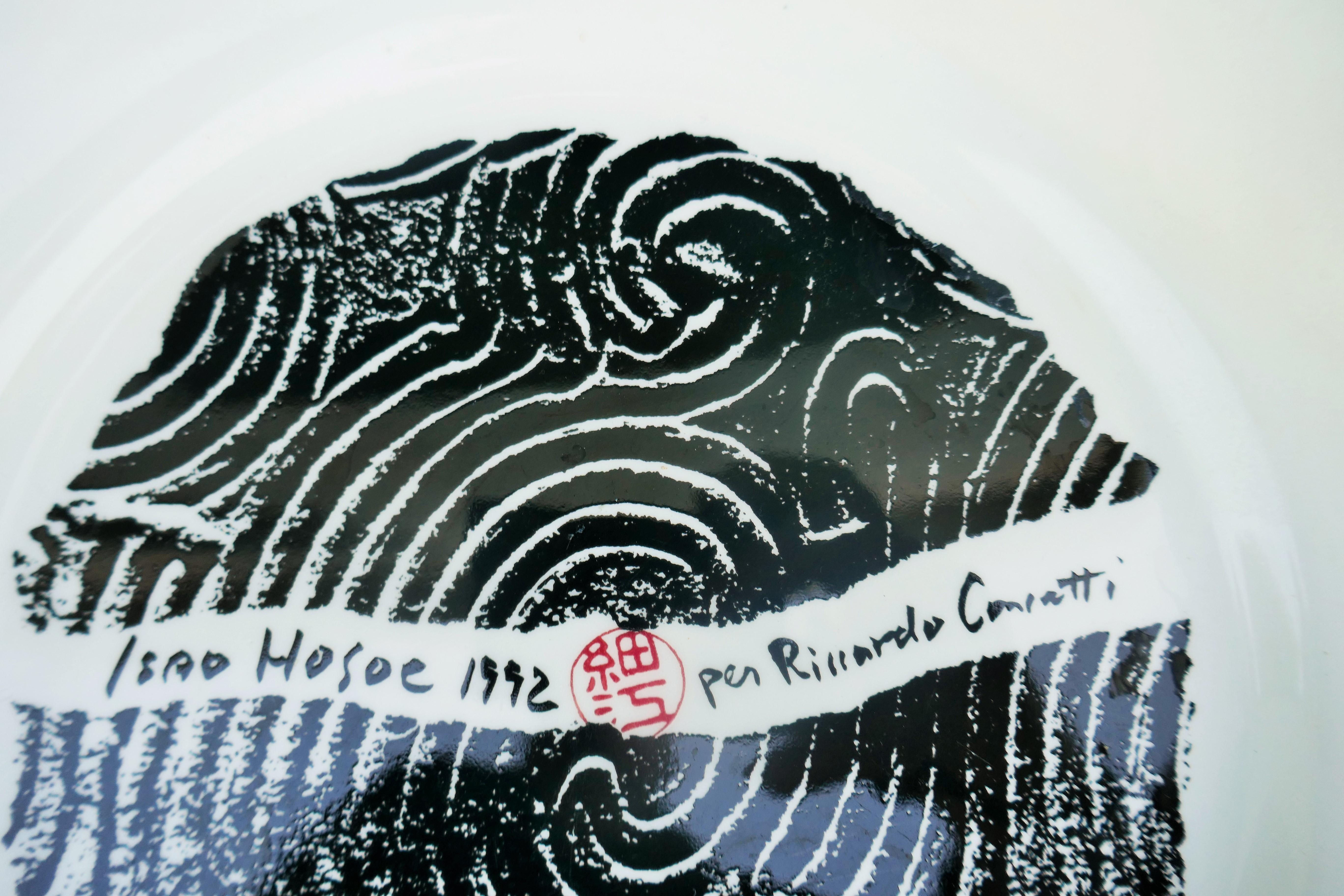 Handgefertigter Keramikteller, entworfen von Isao Hosoe
Guter Zustand.
Dankeschön