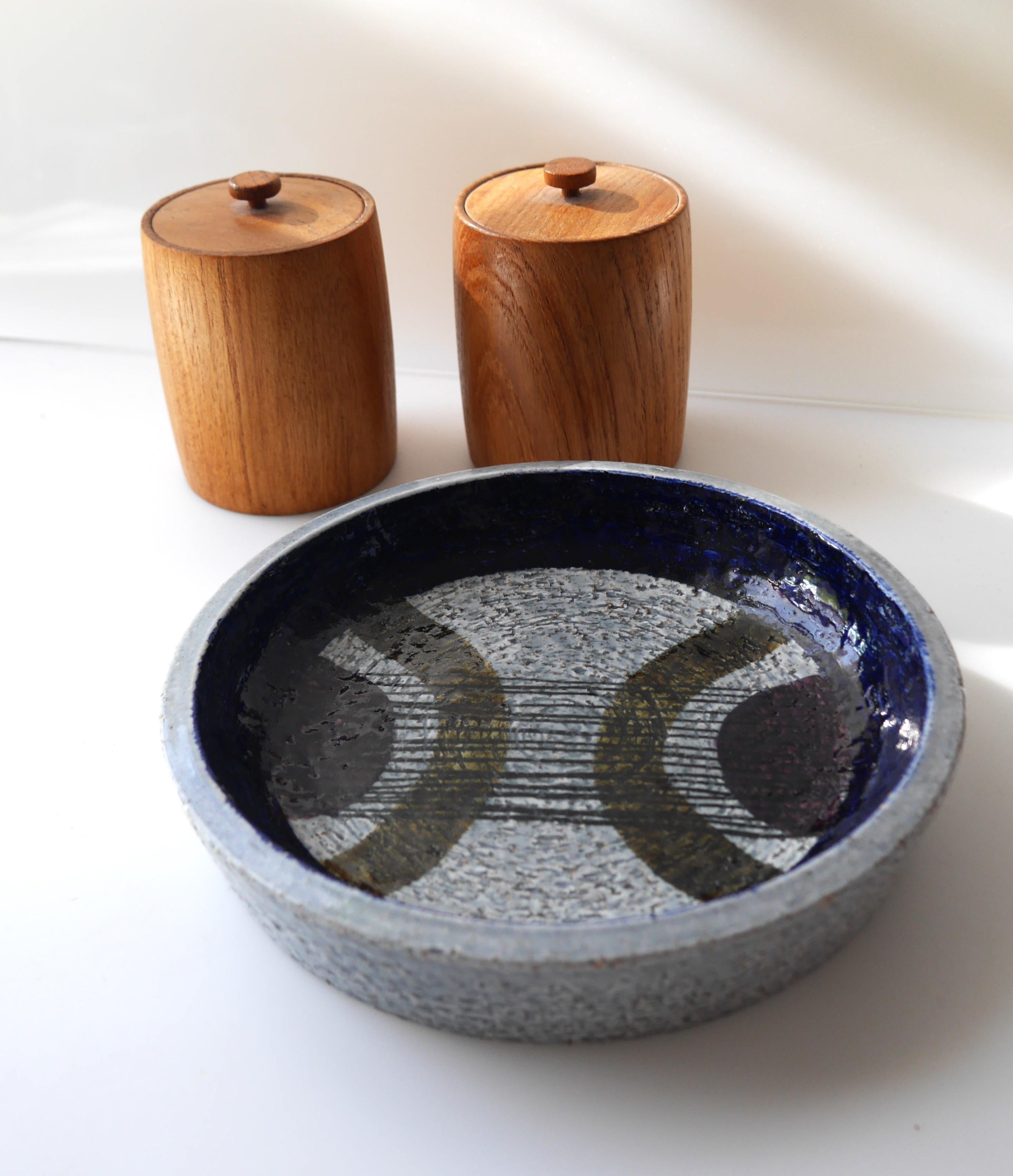 Hand-Crafted Ceramic plate by Olle Alberius from the 'Kurbits' Series for Rörstrand, Sweden. For Sale