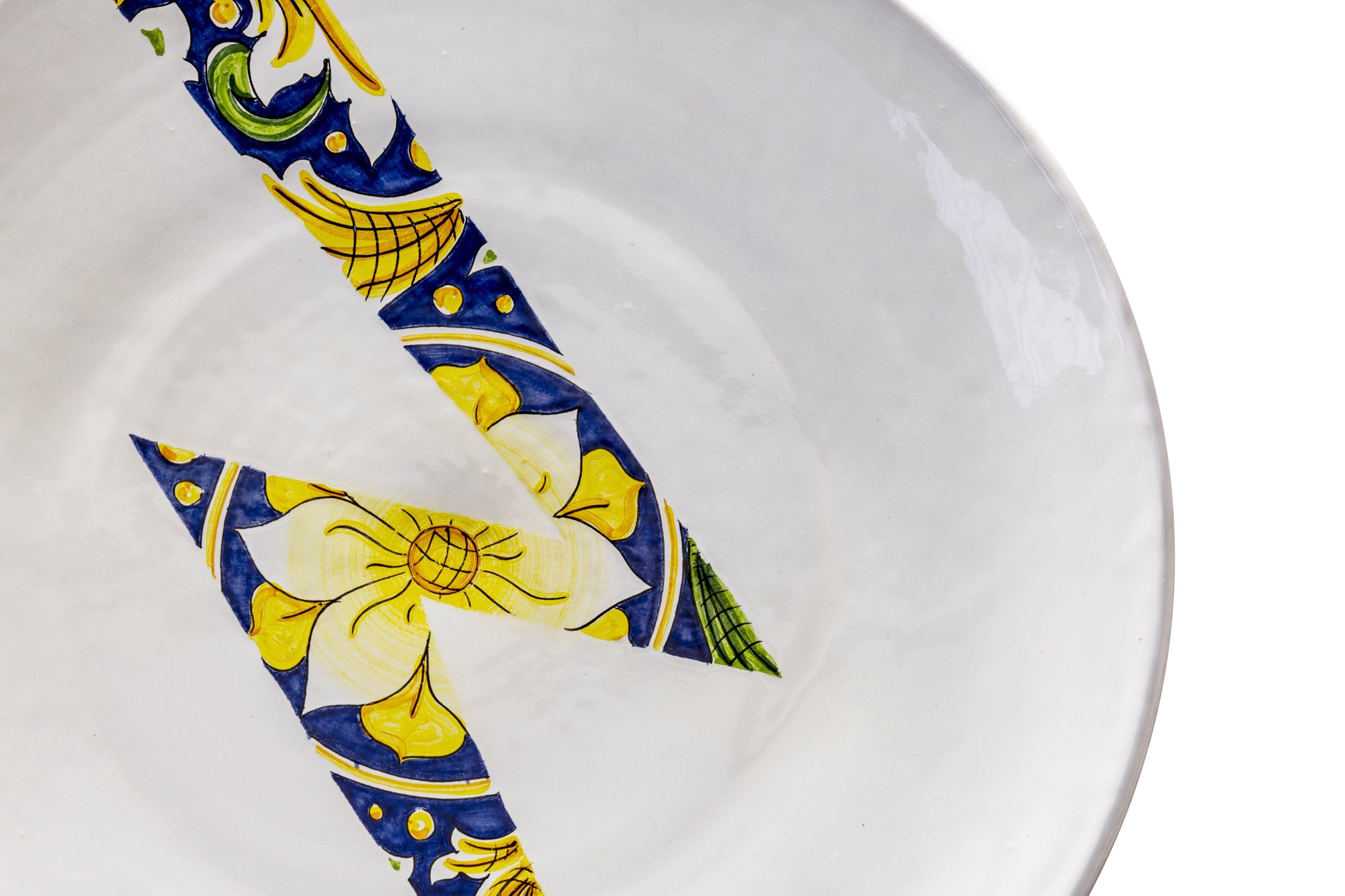 Céramique Assiette en céramique de Panto Ceramics peinte à la main en faïence émaillée contemporaine en vente