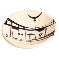 Assiette en céramique de Roger Capron Vallauris représentant une scène d'intérieur ou de théâtre