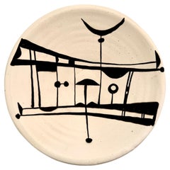 Plato de cerámica de Roger Capron Vallauris que representa una escena interior o teatral