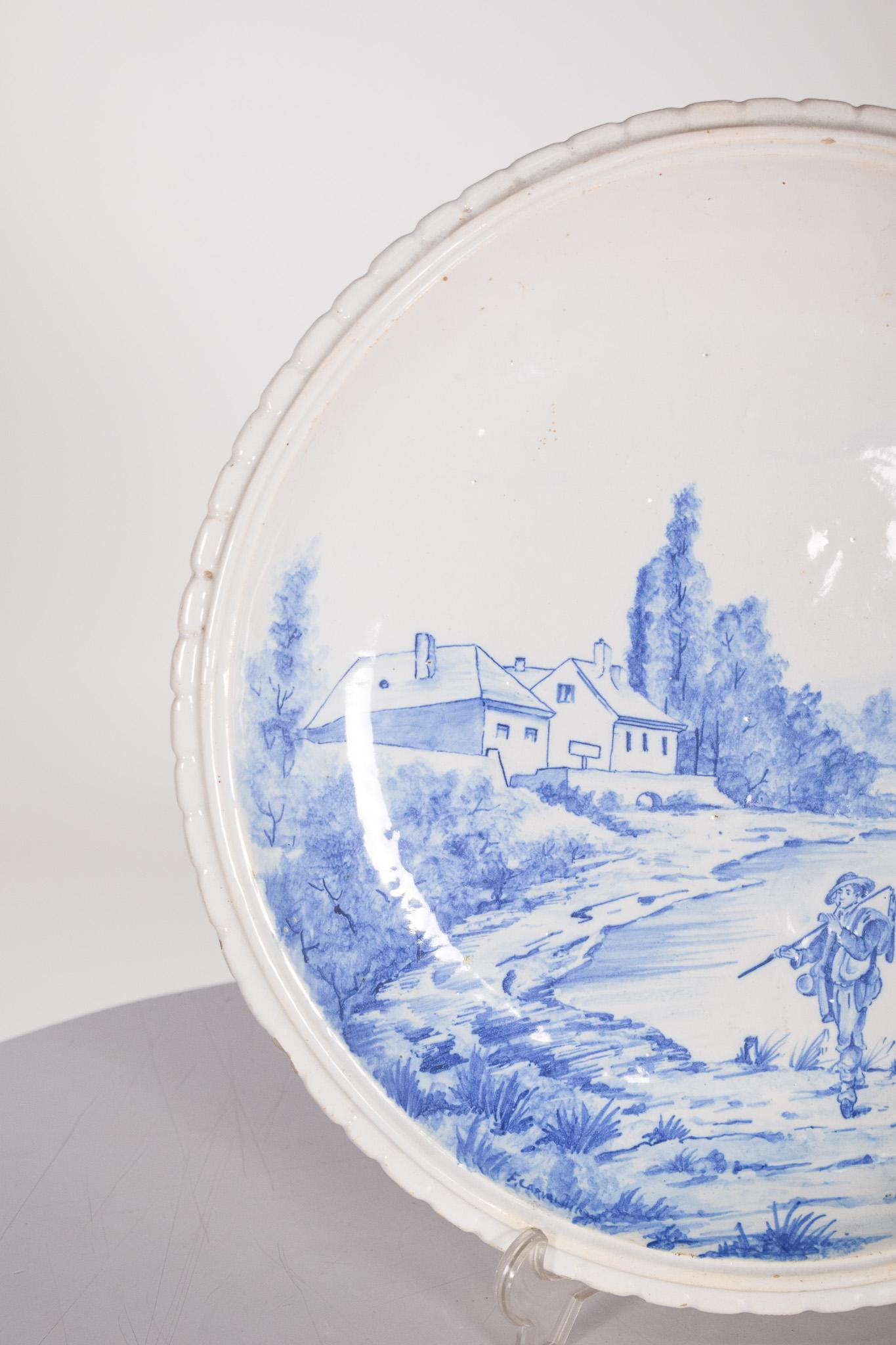 Mid-Century Modern Assiette en céramique, décorée en bleu sur blanc en vente