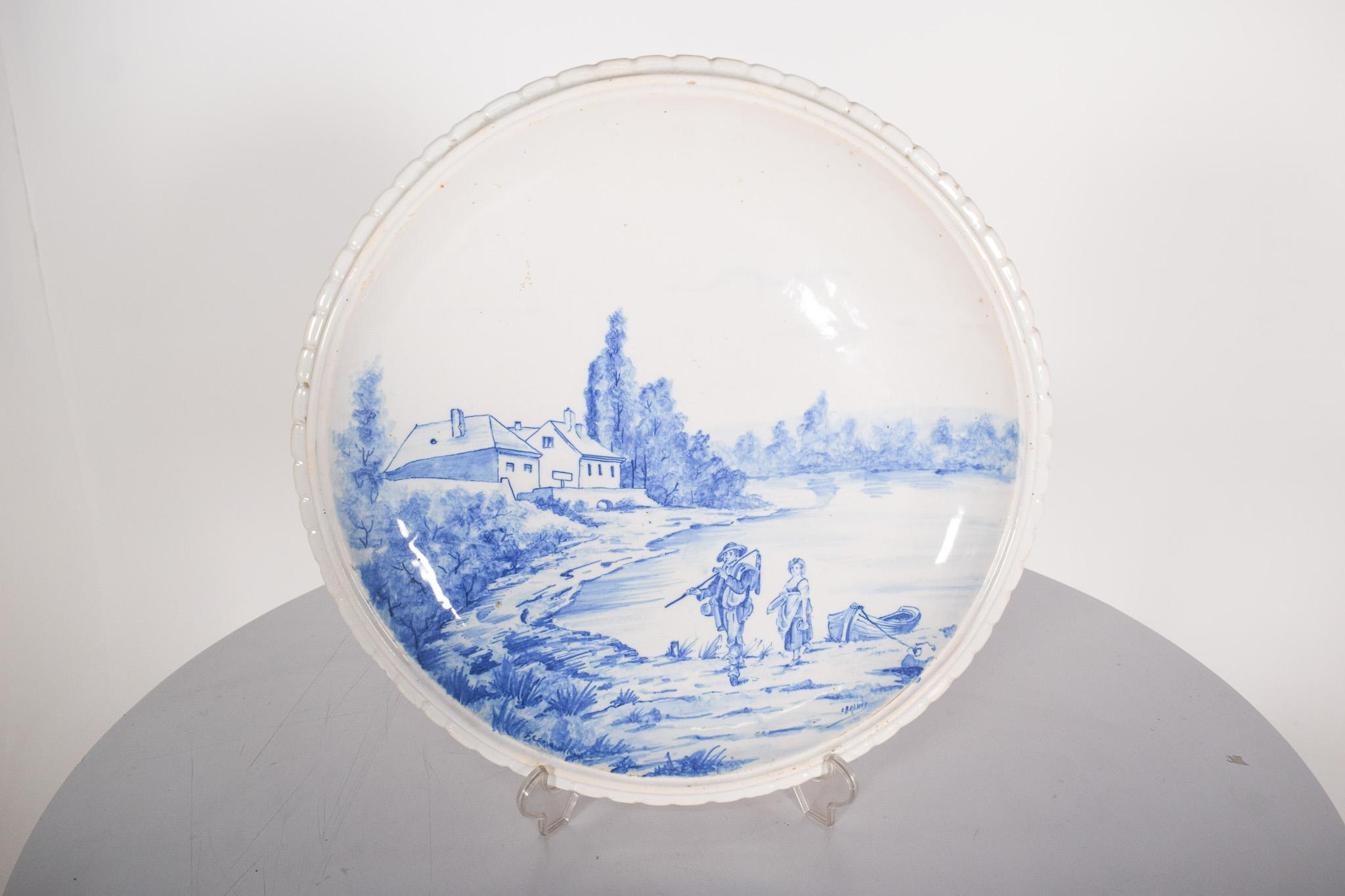 20ième siècle Assiette en céramique, décorée en bleu sur blanc en vente