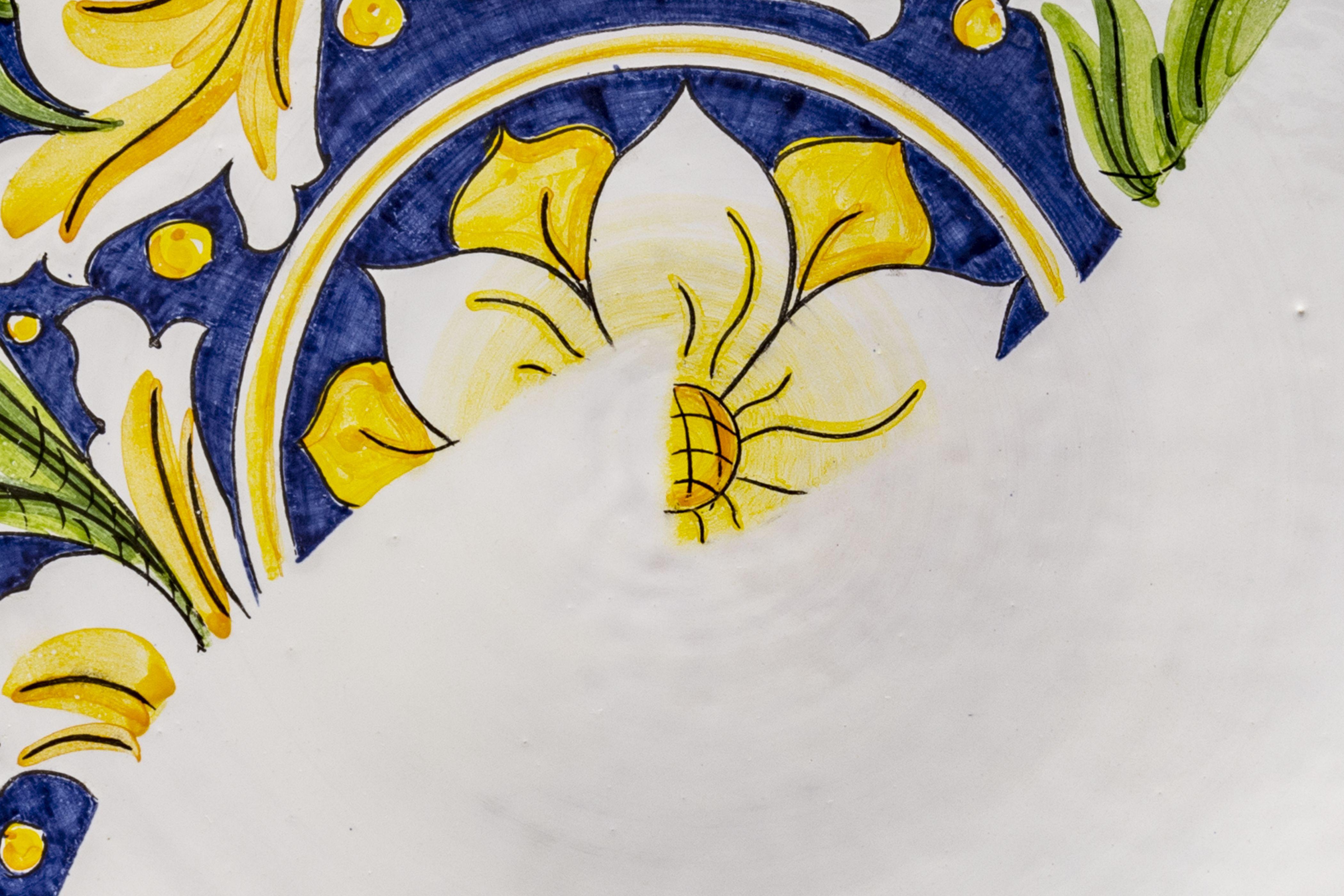 Vernissé Assiette en céramique peinte à la main et émaillée faïence italienne contemporaine en vente