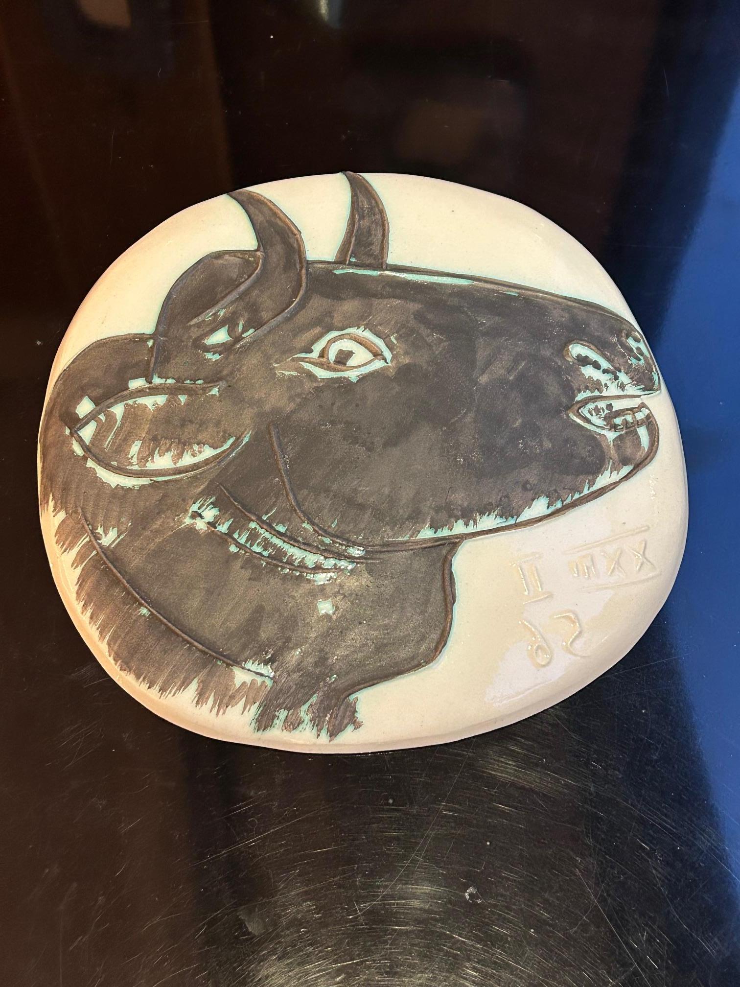 Pablo PICASSO (1881-1973) & MADOURA
Profil de taureau, 1956.
Gewölbte Wandtafel aus weißem Fond, Paraffin-Gravur mit Oxidation, Umschlag.
Daté (à l'envers) dans le décor 