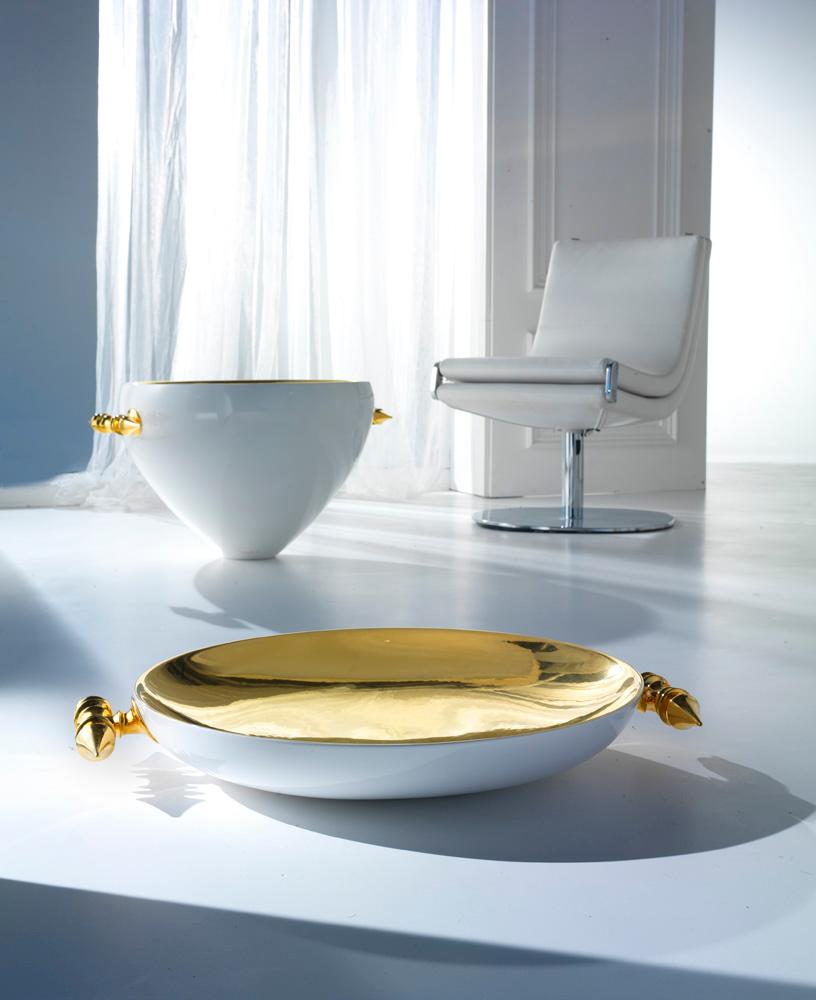 Keramikteller „PANSY“, weiß glasiert und handgefertigt aus 24-karätigem Gold von Gabriella B. (Moderne) im Angebot