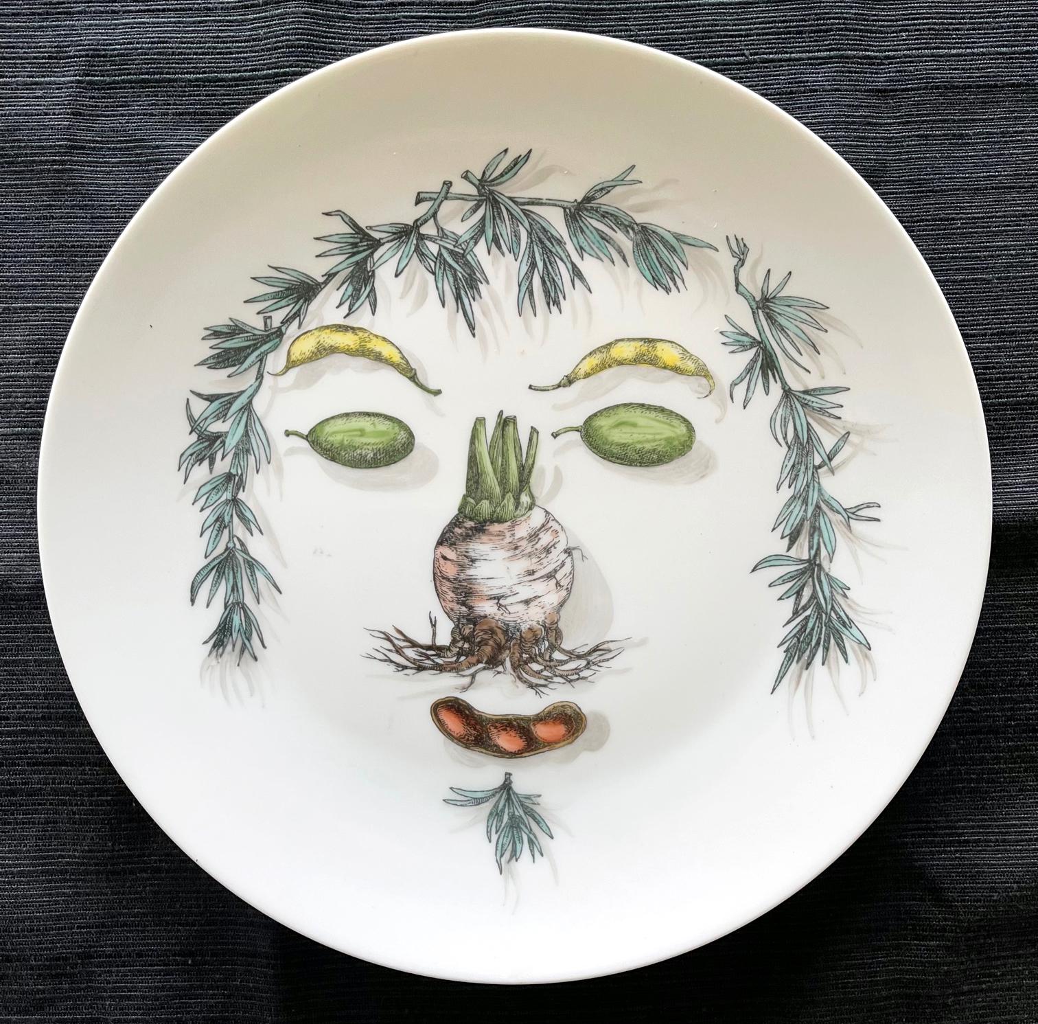 Piatto in porcellana di Fornasetti con volto composto da verdure disposte. Timbro 