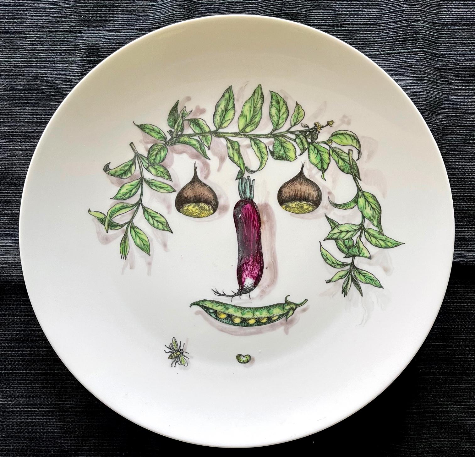 Fornasetti Porzellanteller mit Gesicht aus arrangiertem Gemüse. Auf der Unterseite in Grün gestempelt 11, Fornasetti-Milano, Made in Italy, Arcimboldesca'