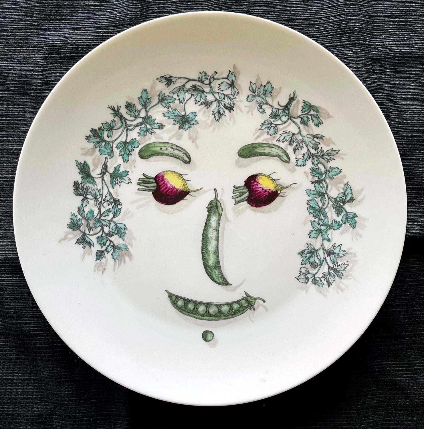 Piatto in porcellana di Fornasetti con volto composto da verdure disposte. Timbro 