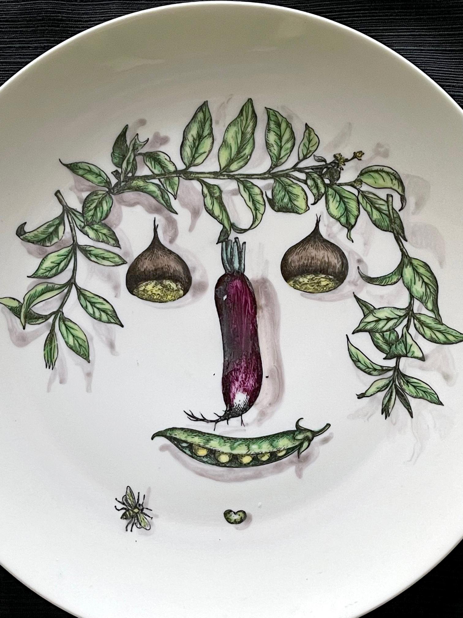 italien Assiette en céramique avec visage végétal Fornasetti en vente