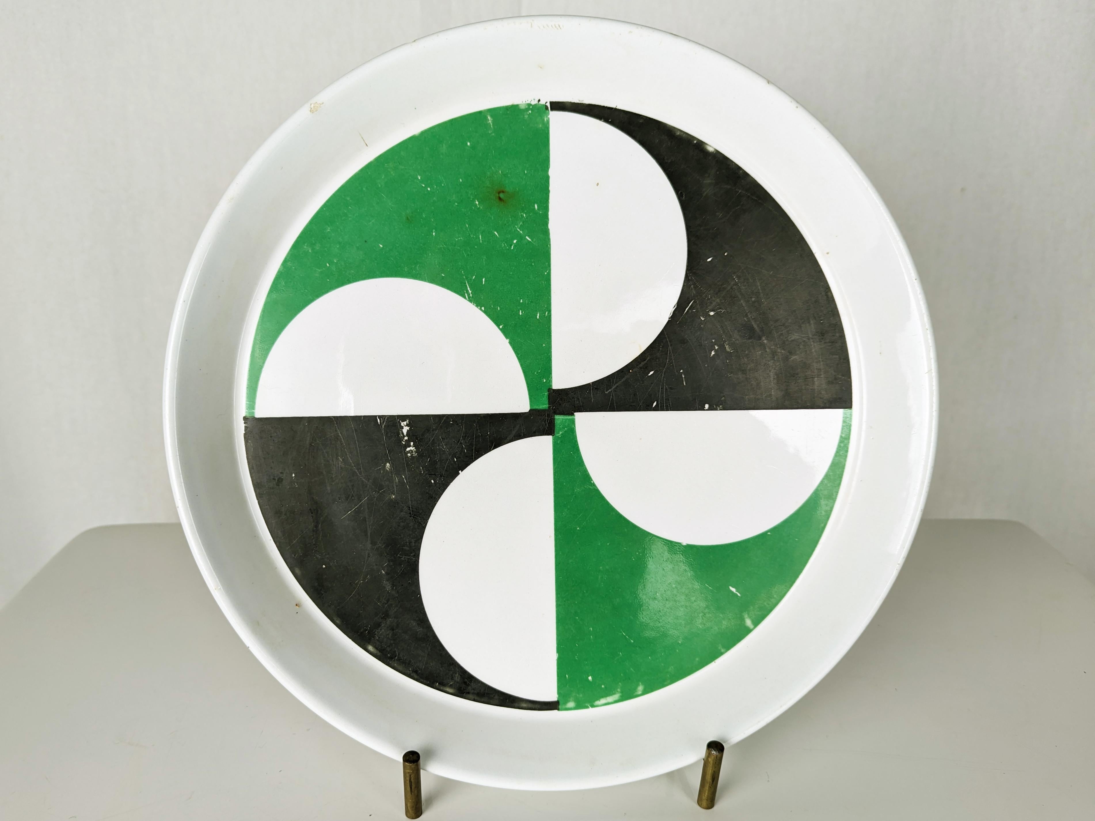Satz von 2 dekorativen Tellern, entworfen von Gio Ponti für Ceramica Franco Pozzi.
Ordentlicher Zustand: sichtbare Gebrauchsspuren, Verfärbungen und einige Abplatzungen. Eine Restaurierung wird empfohlen.
Auf jeder Rückseite ist ein Label-Maker
